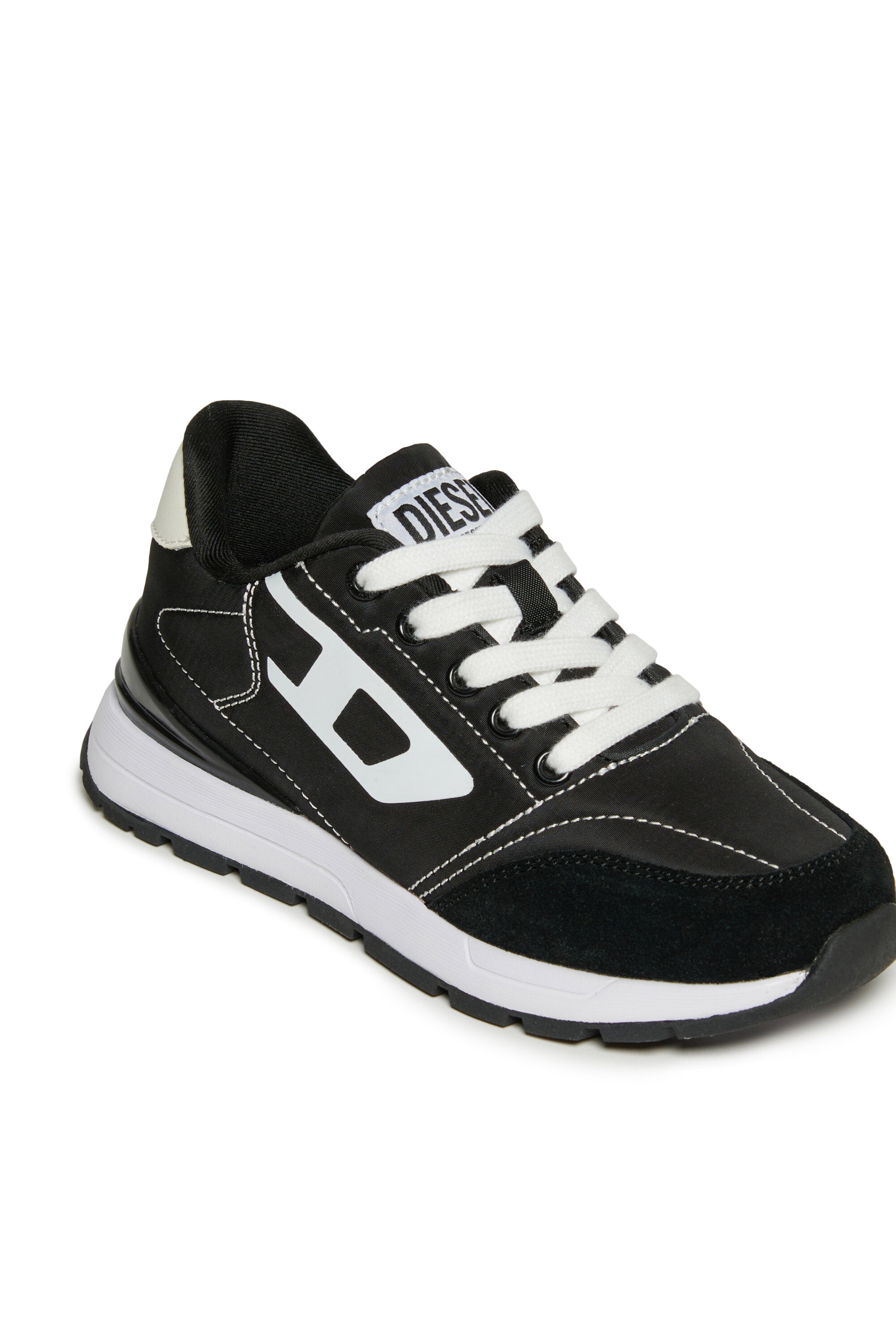 ブランドロゴ入りのスニーカー「タメD