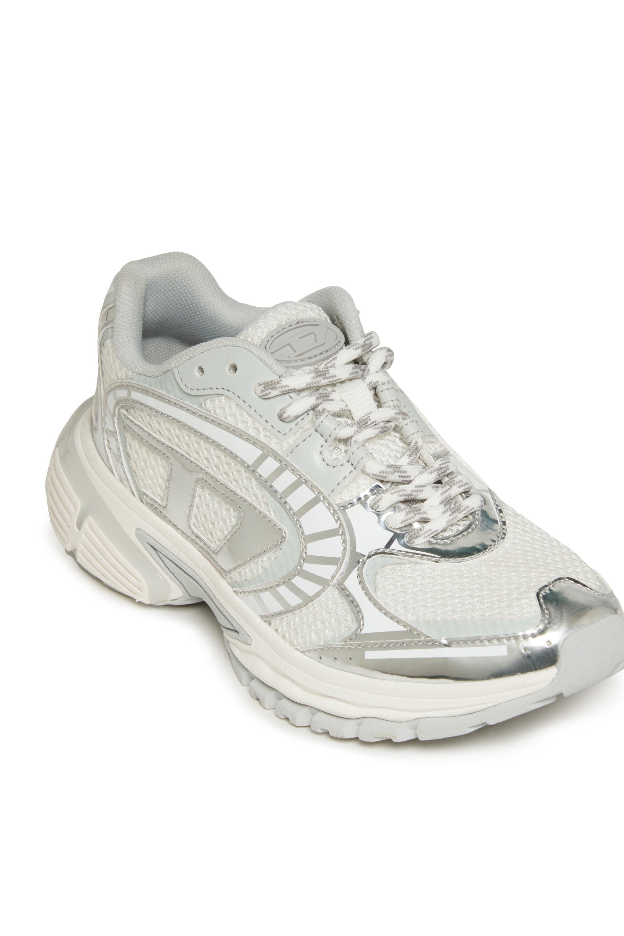 メタリックロゴのブランドスニーカー「Pro V Dense