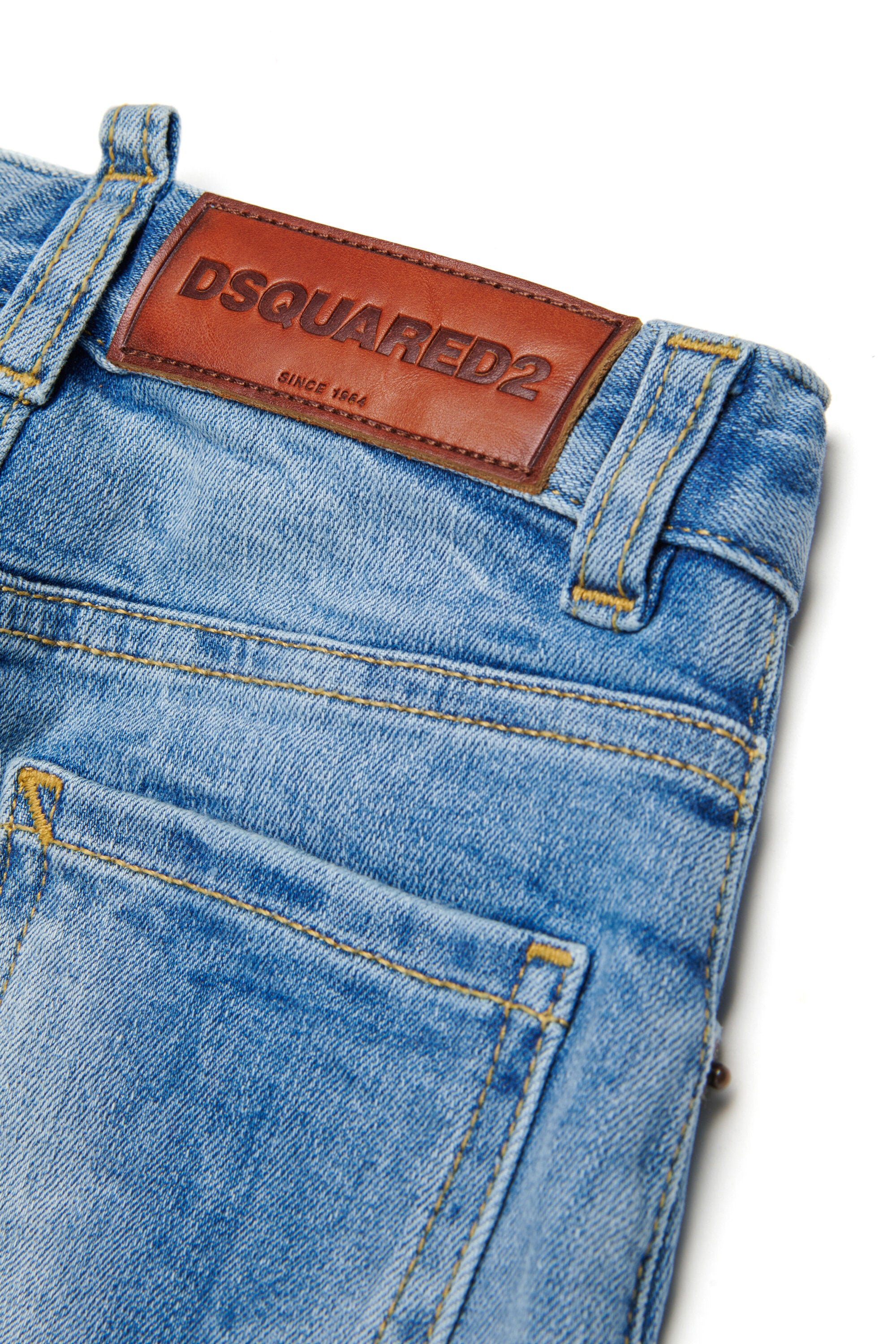 ライトシェードのスリムジーンズ