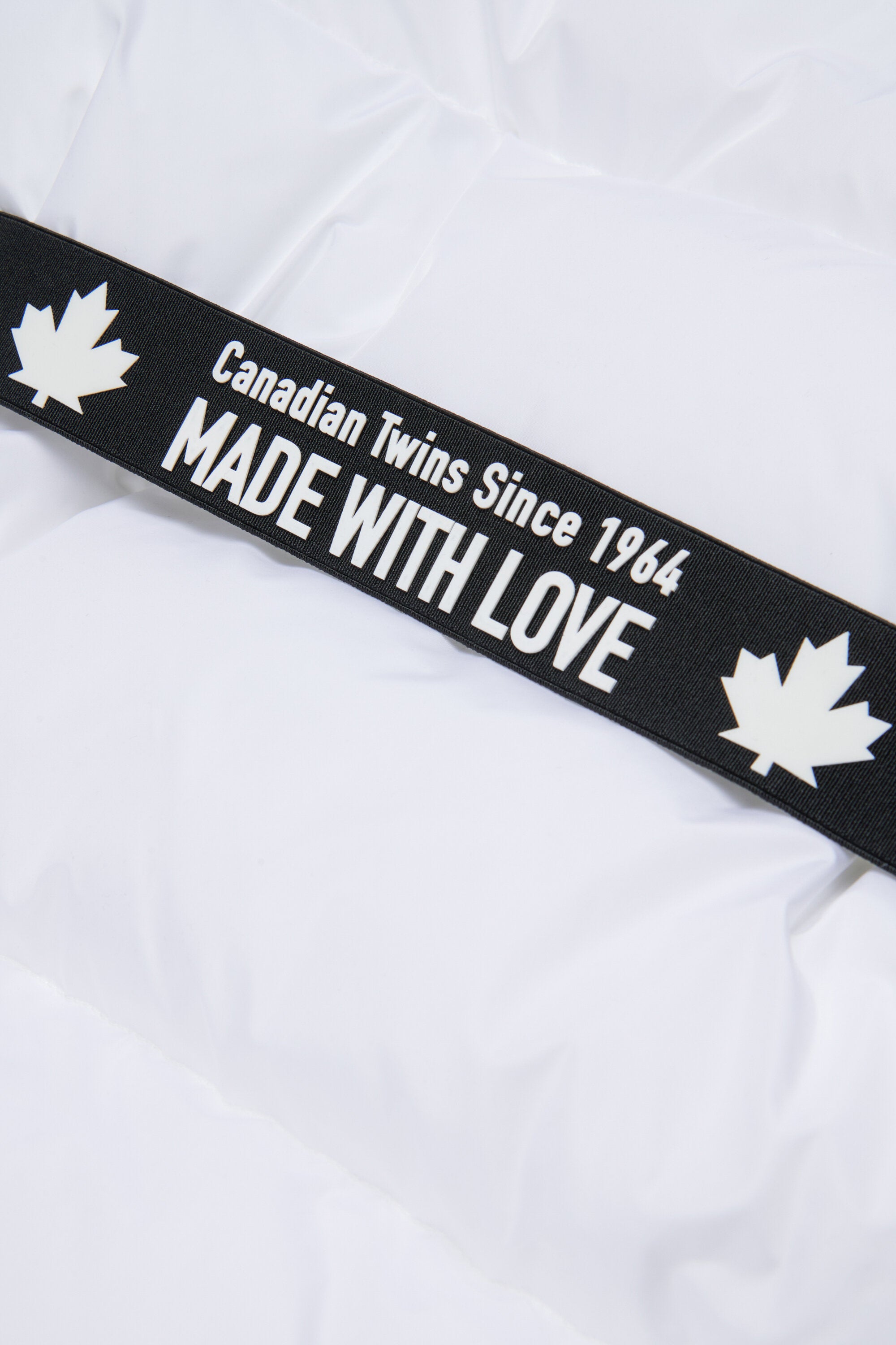 ブランドロゴ入りベルト付きのロングパッド入りジャケット