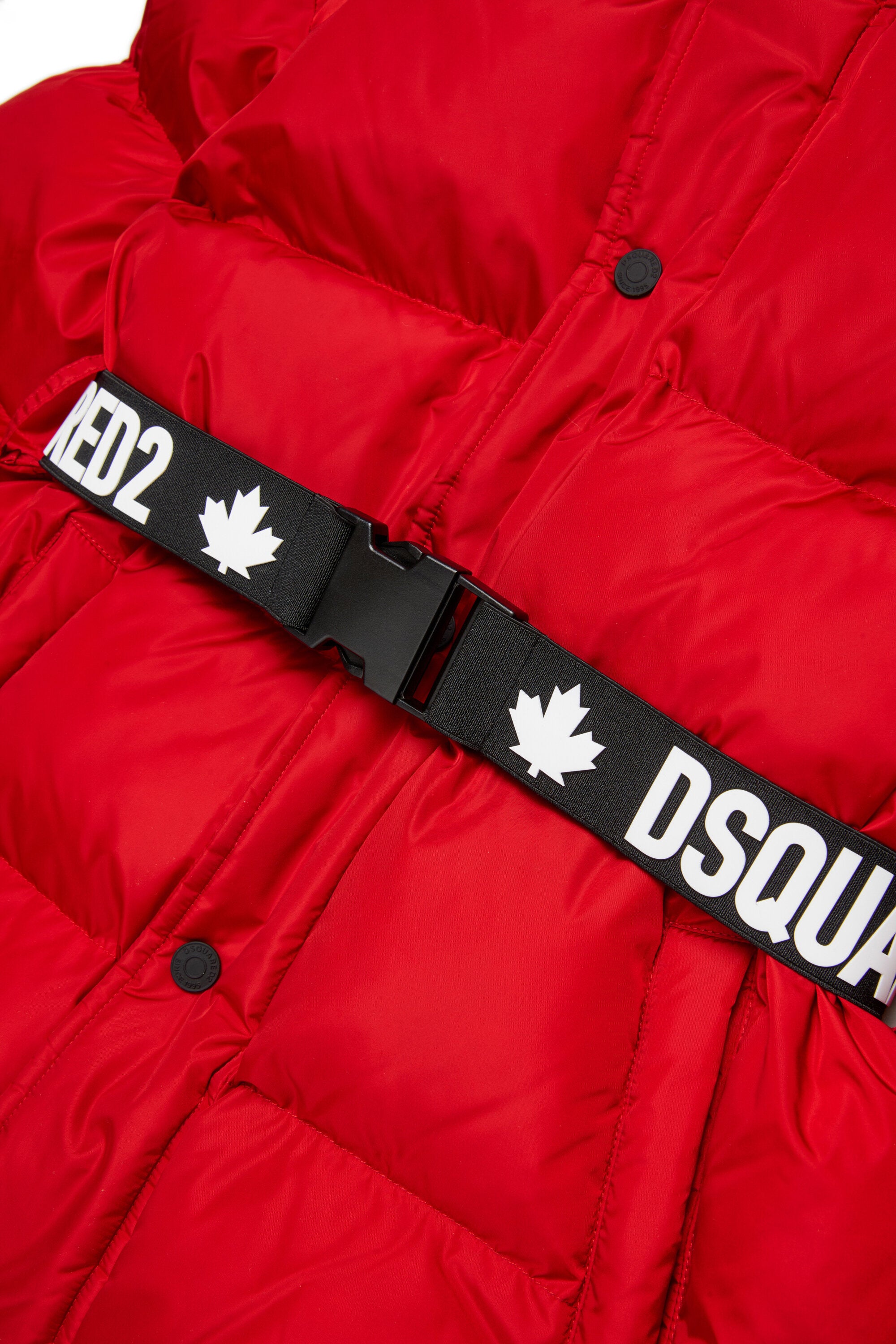 ブランドロゴ入りベルト付きのロングパッド入りジャケット