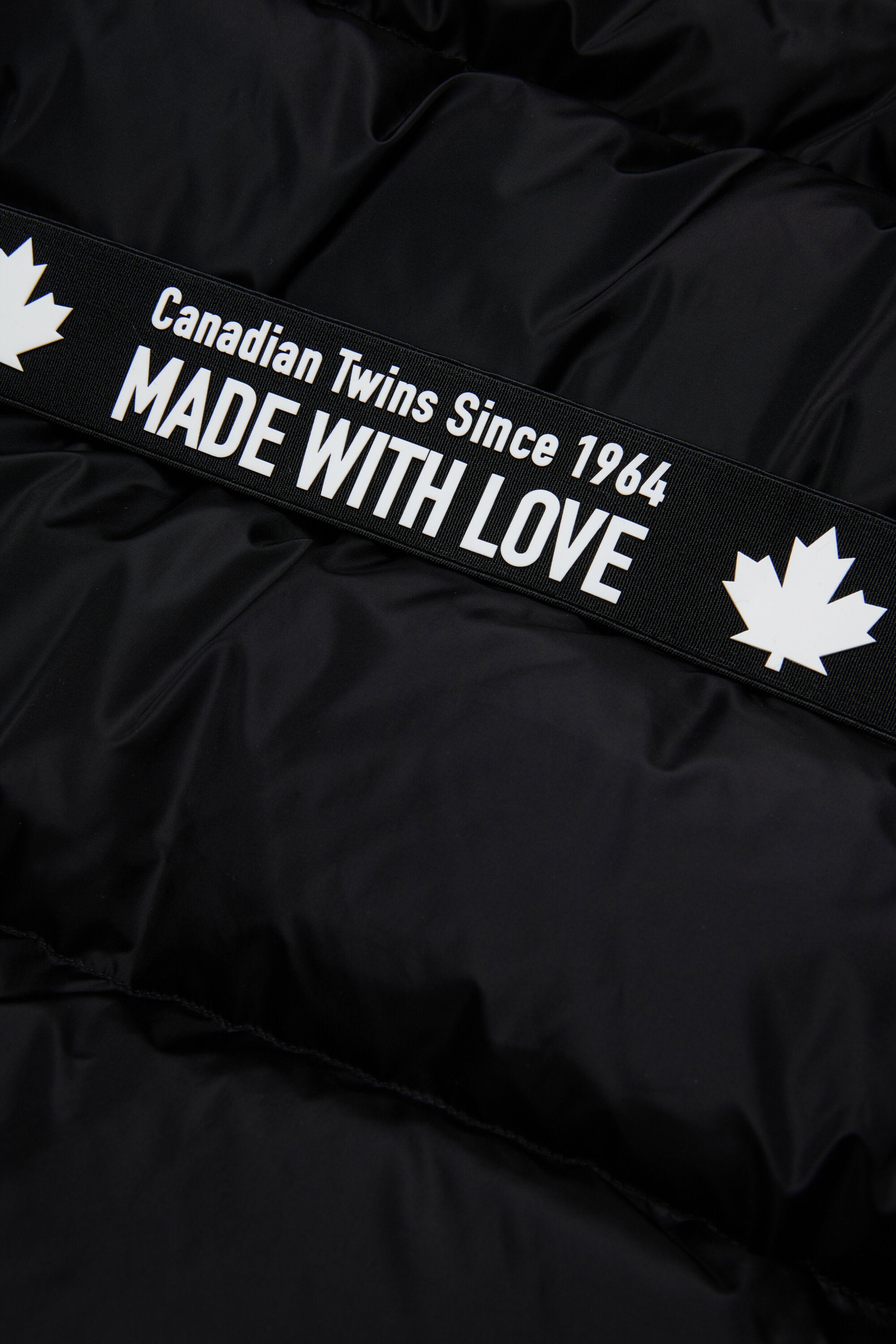 ブランドロゴ入りベルト付きのロングパッド入りジャケット