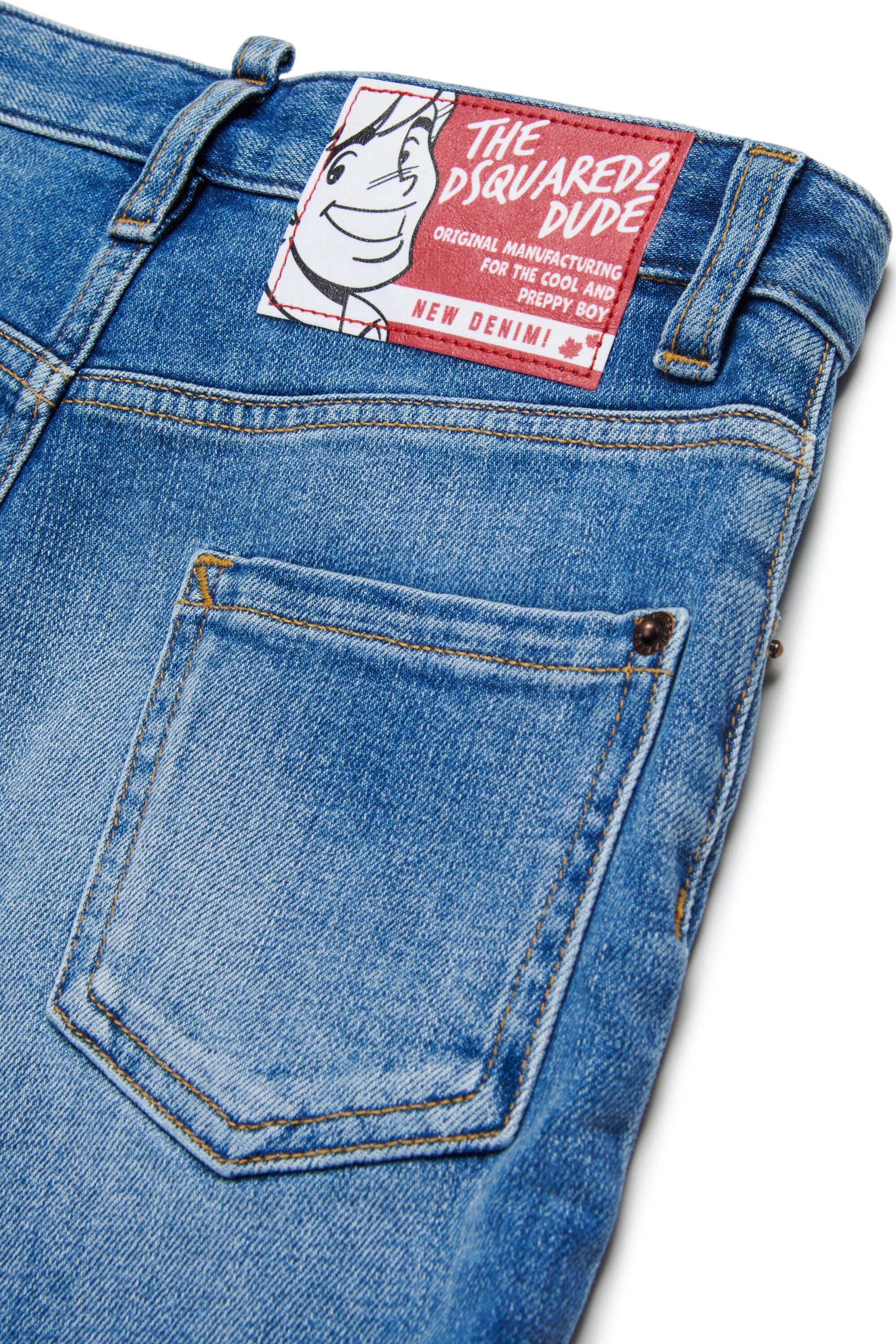 擦り傷のあるミディアムブルーのデニムショーツ