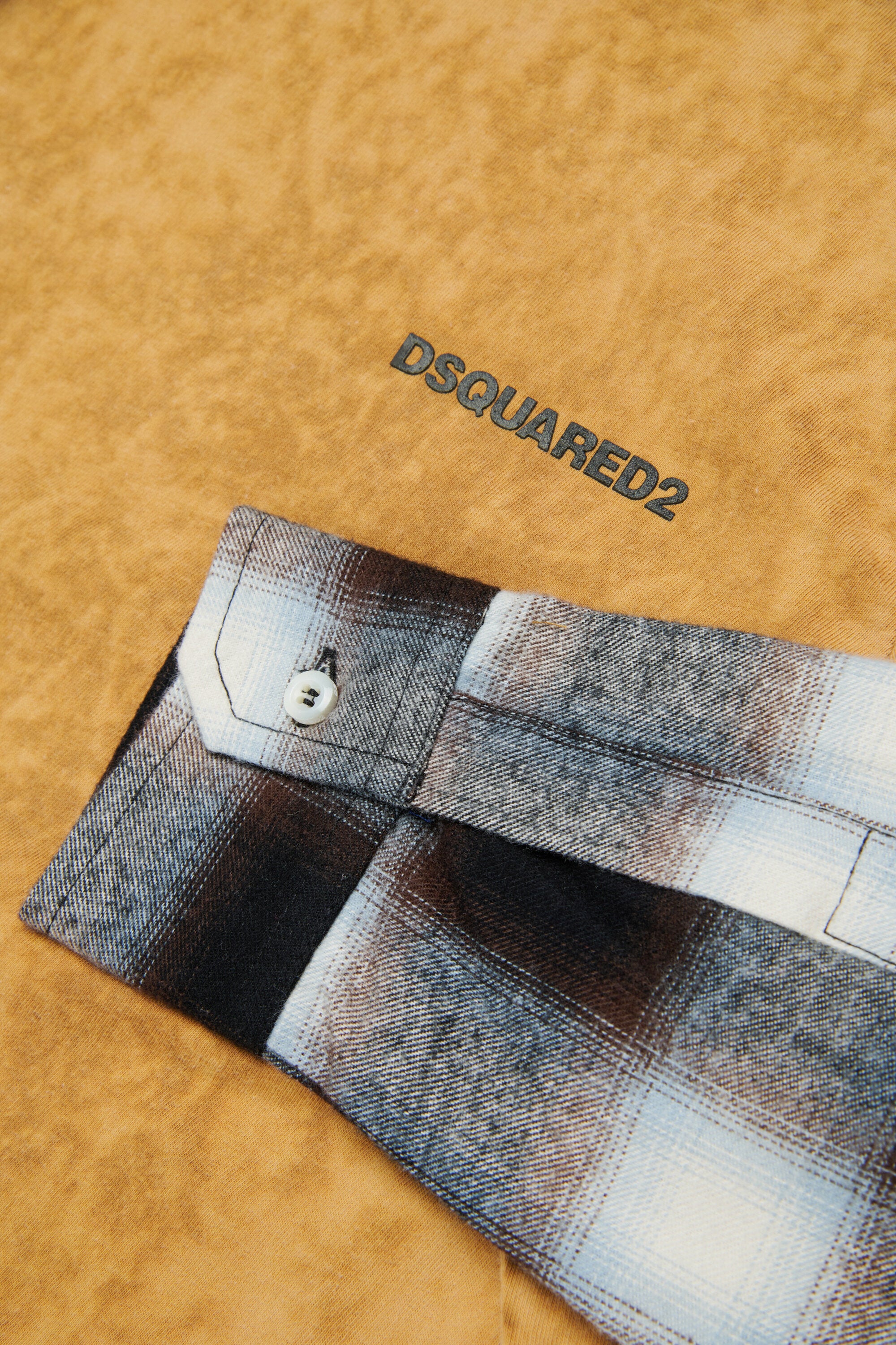 袖に格子柄のジャージーTシャツ