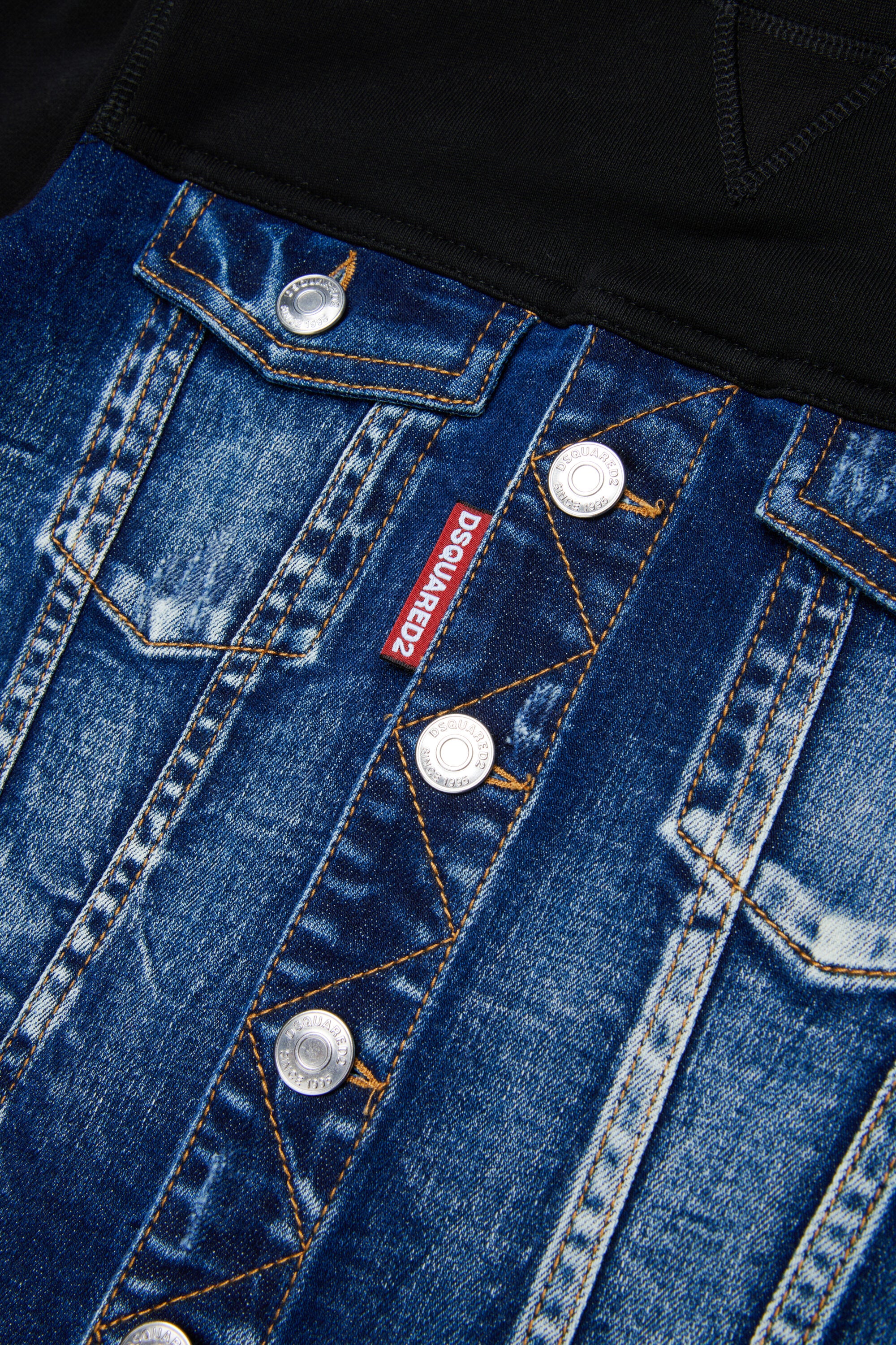 胸元にデニムをあしらったクルーネックスウェットシャツ