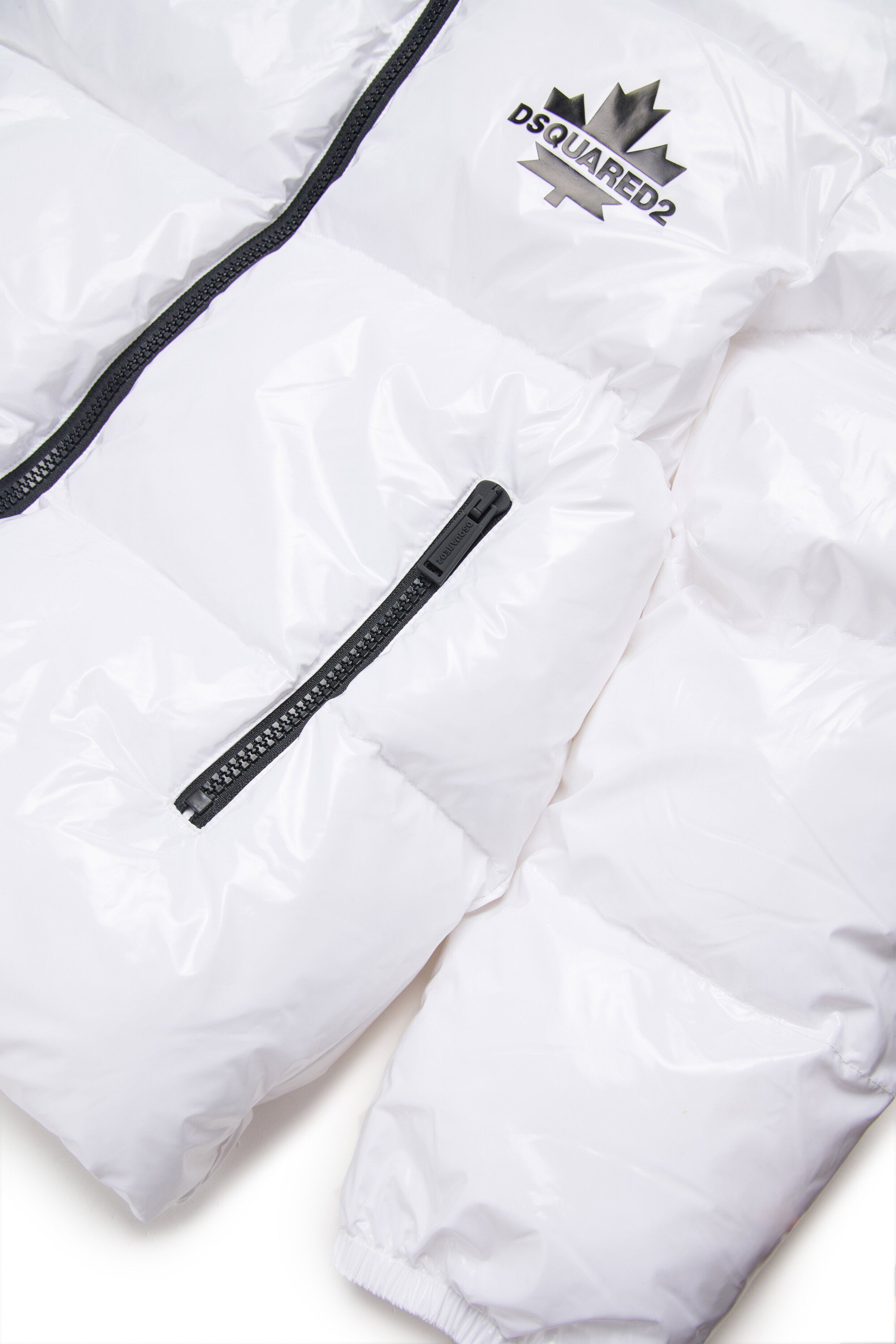 メイプルリーフのロゴ入り中わた入りショートジャケット