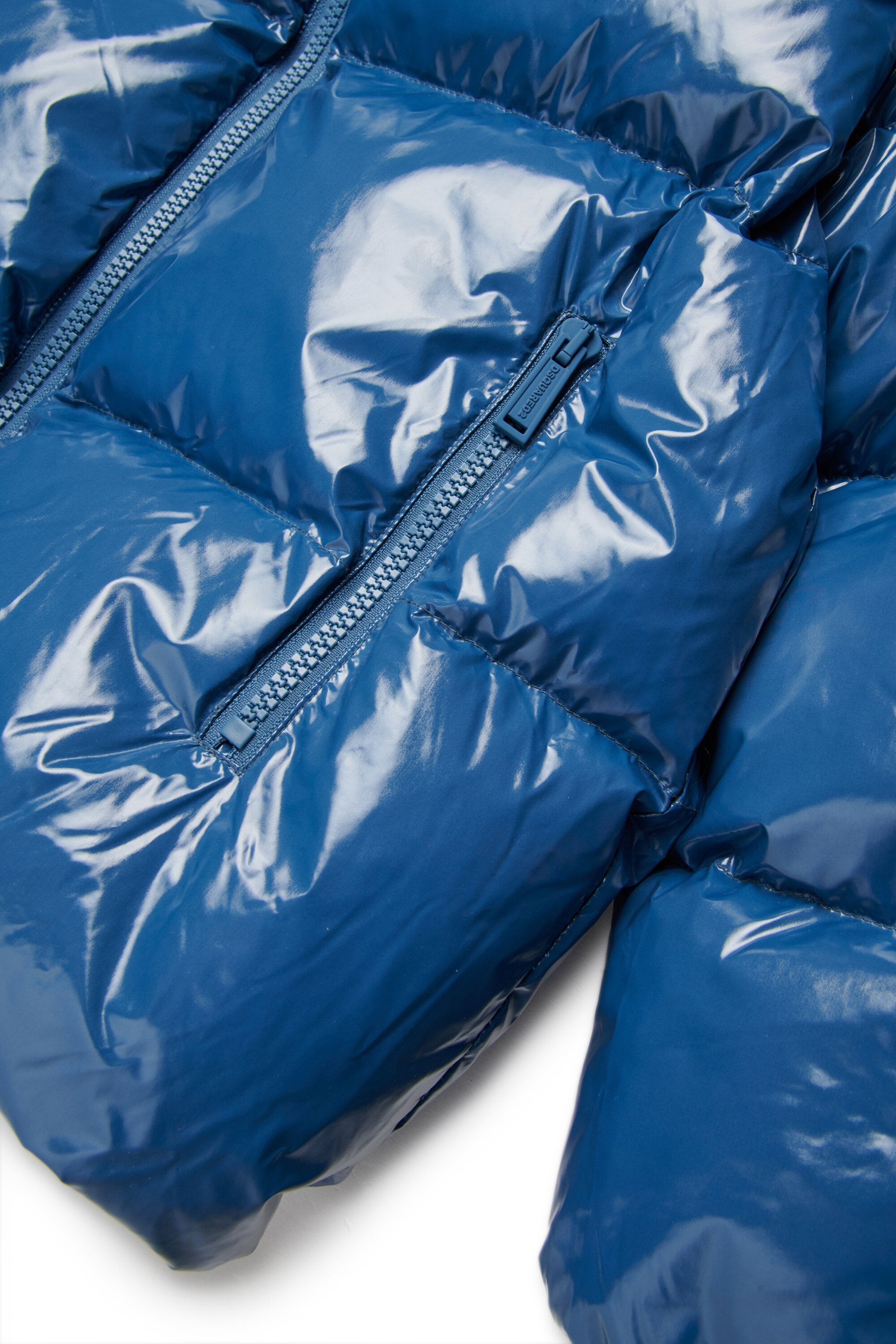 メイプルリーフのロゴ入り中わた入りショートジャケット