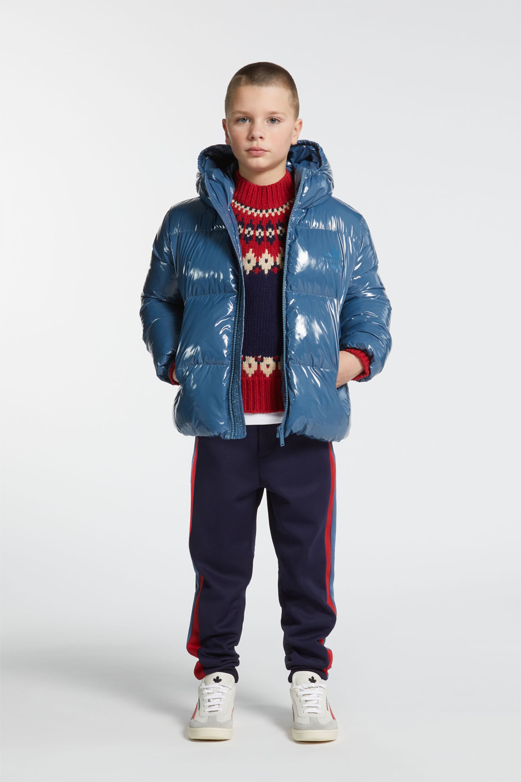 メイプルリーフのロゴ入り中わた入りショートジャケット