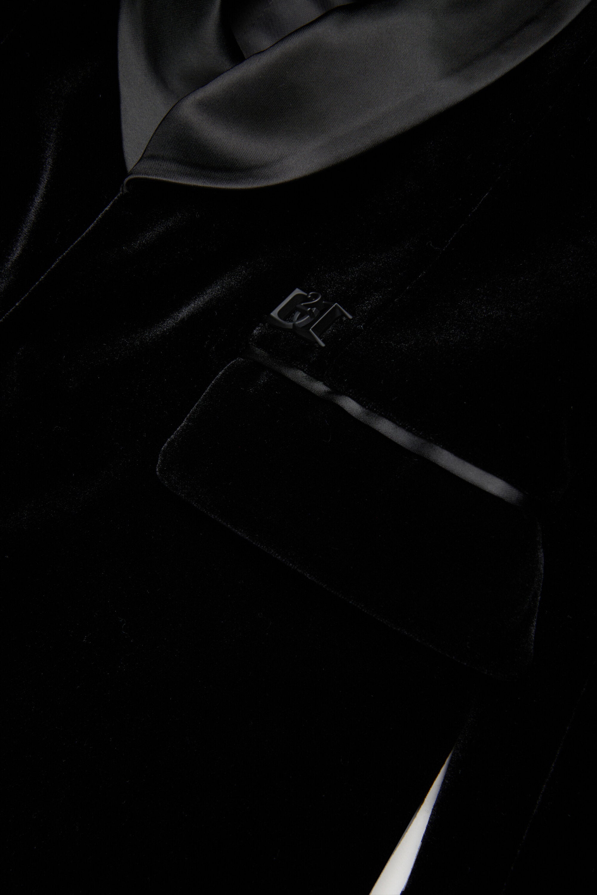 D2プレート付きベルベット・ドレス