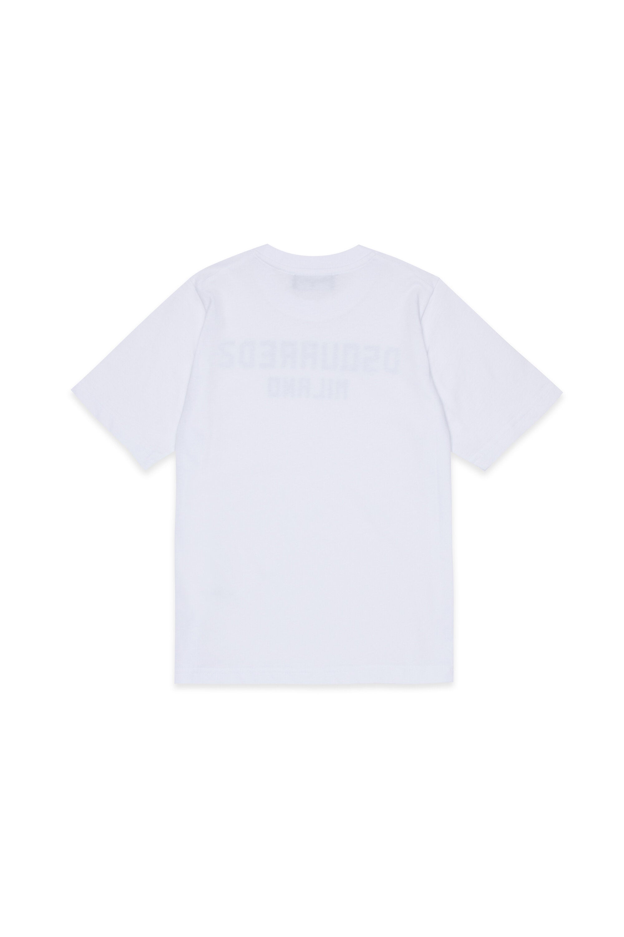 胸元にロゴがプリントされたTシャツ
