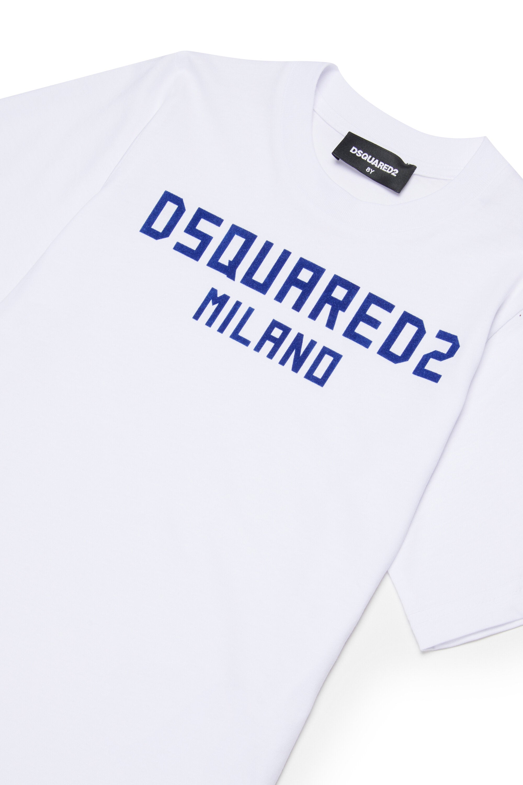 胸元にロゴがプリントされたTシャツ