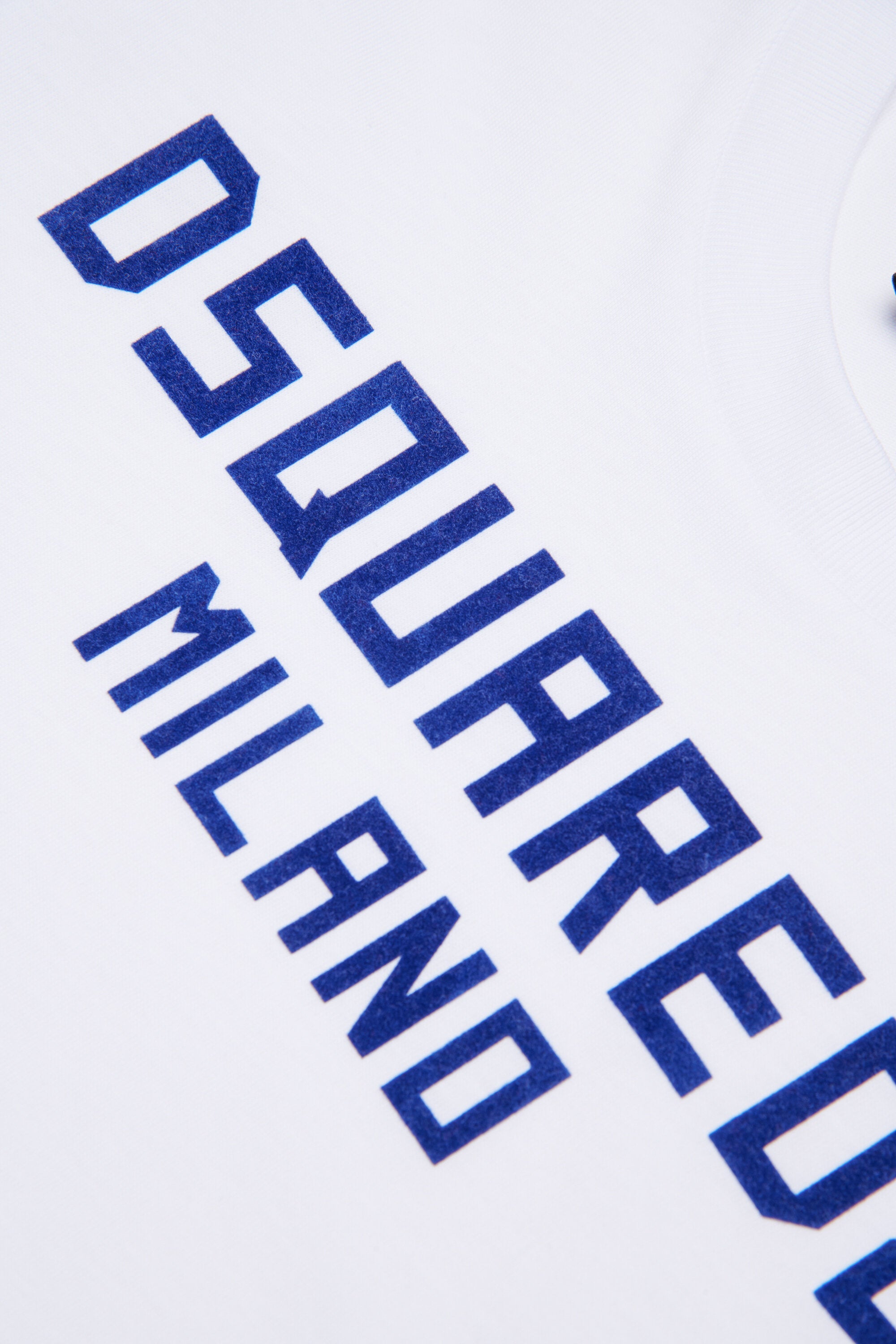 胸元にロゴがプリントされたTシャツ