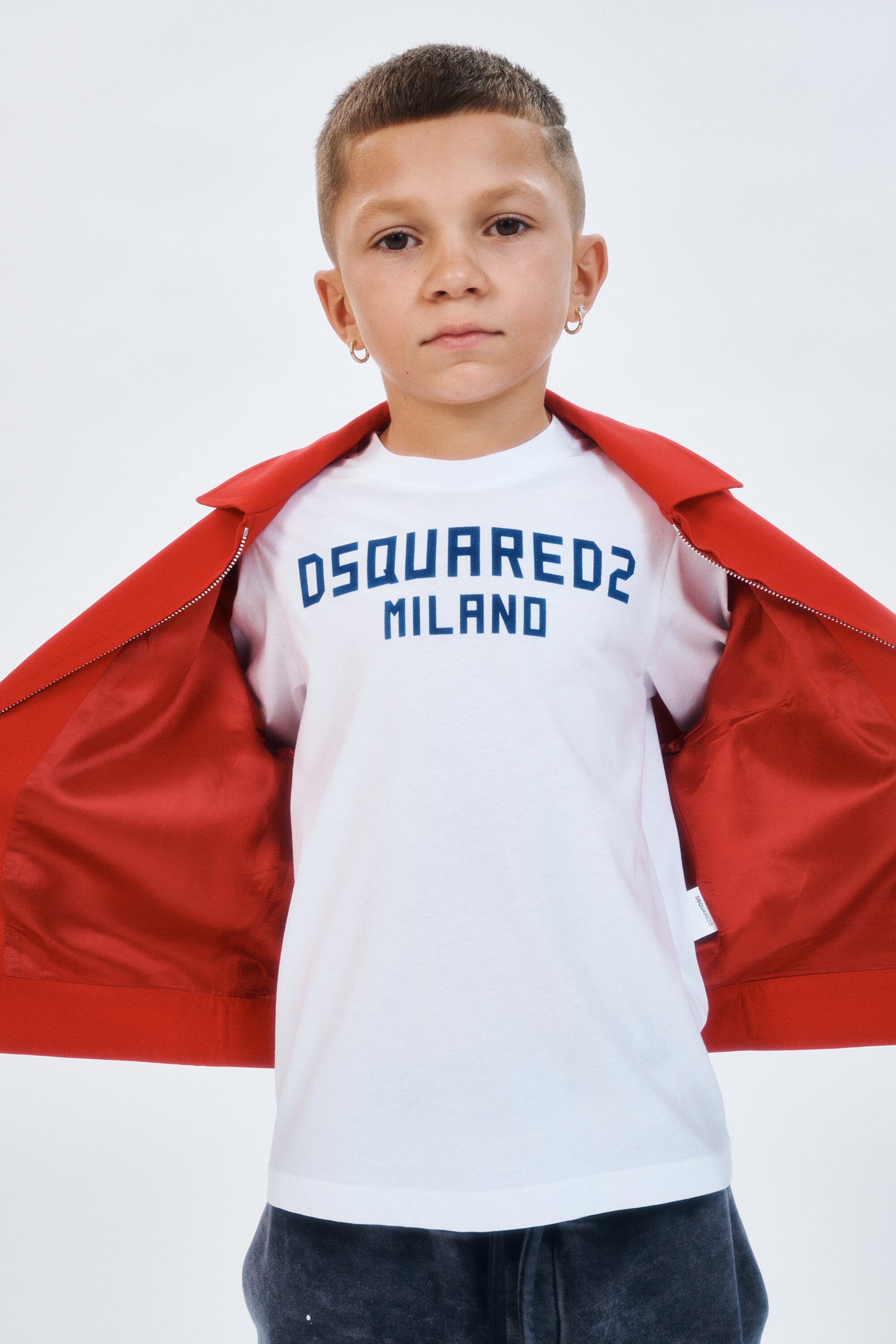 胸元にロゴがプリントされたTシャツ