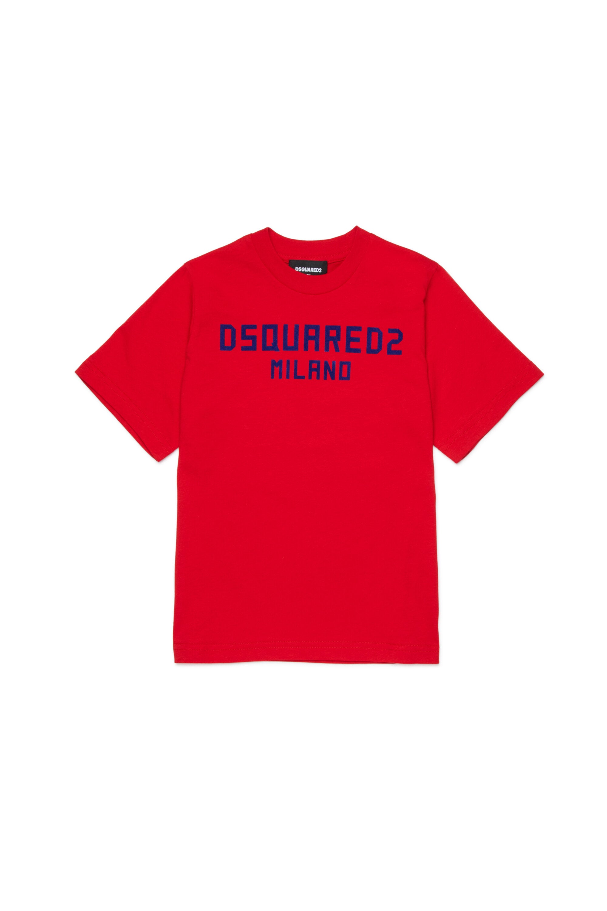 胸元にロゴがプリントされたTシャツ