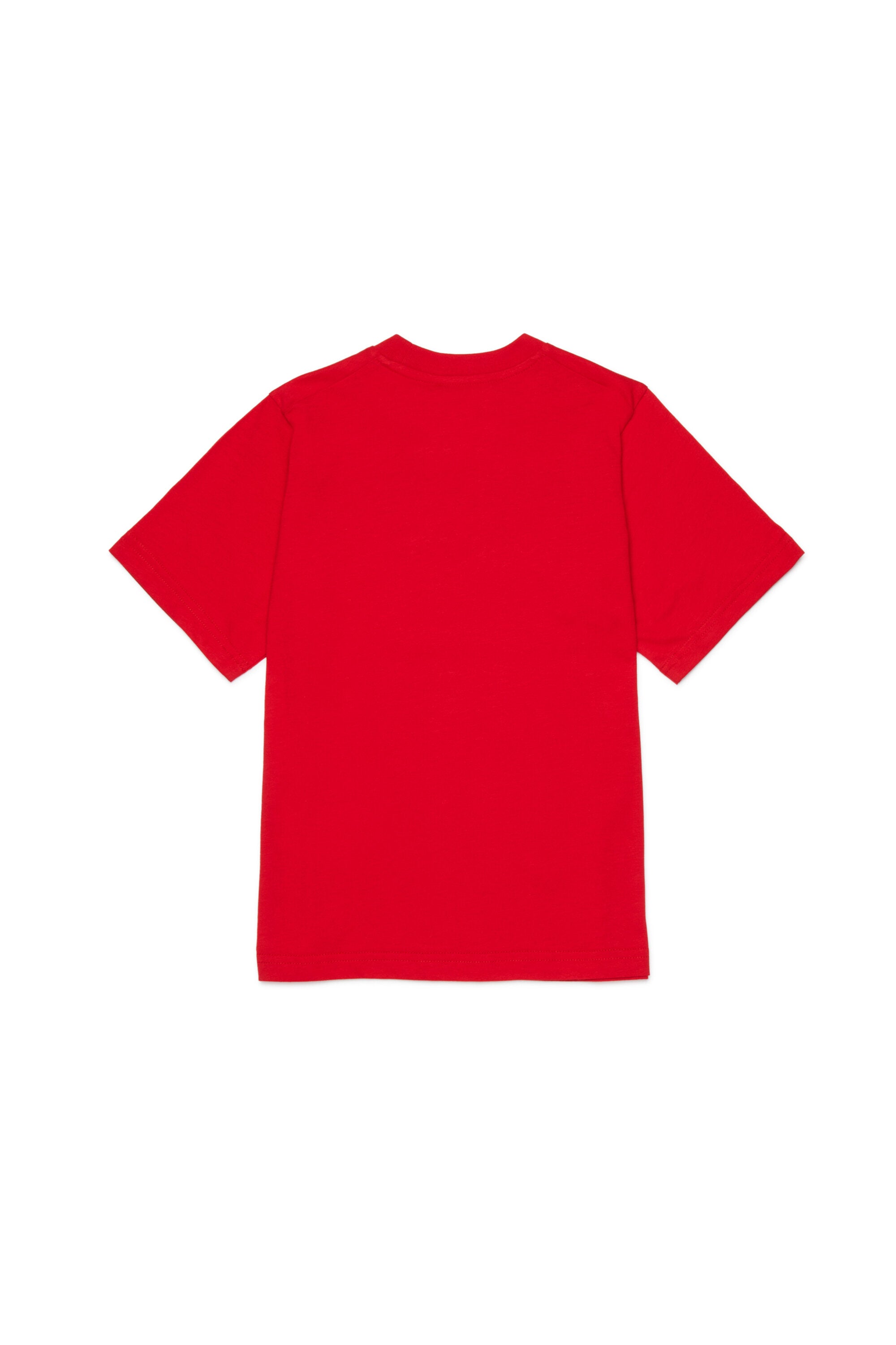 胸元にロゴがプリントされたTシャツ