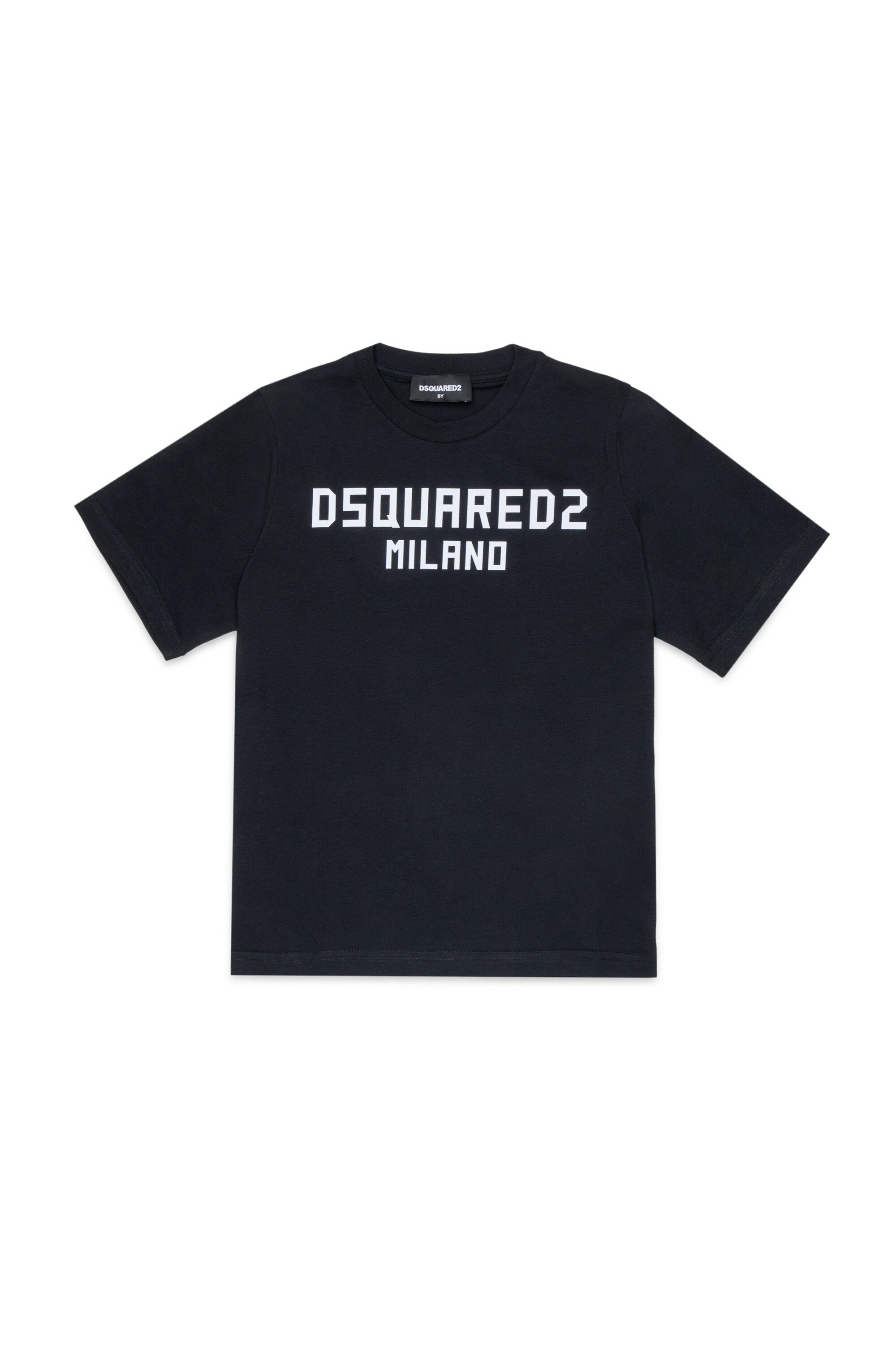 胸元にロゴがプリントされたTシャツ