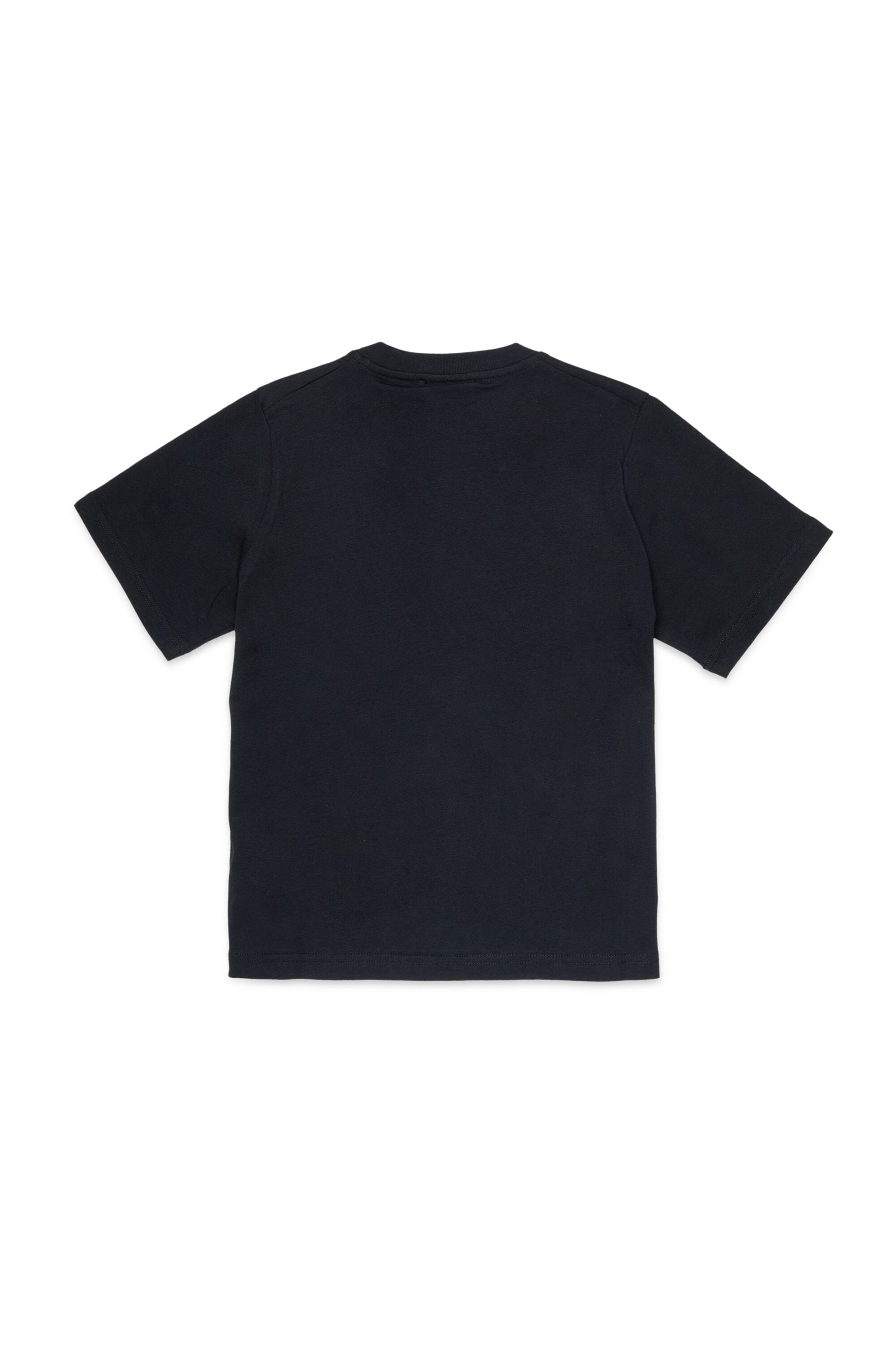 胸元にロゴがプリントされたTシャツ