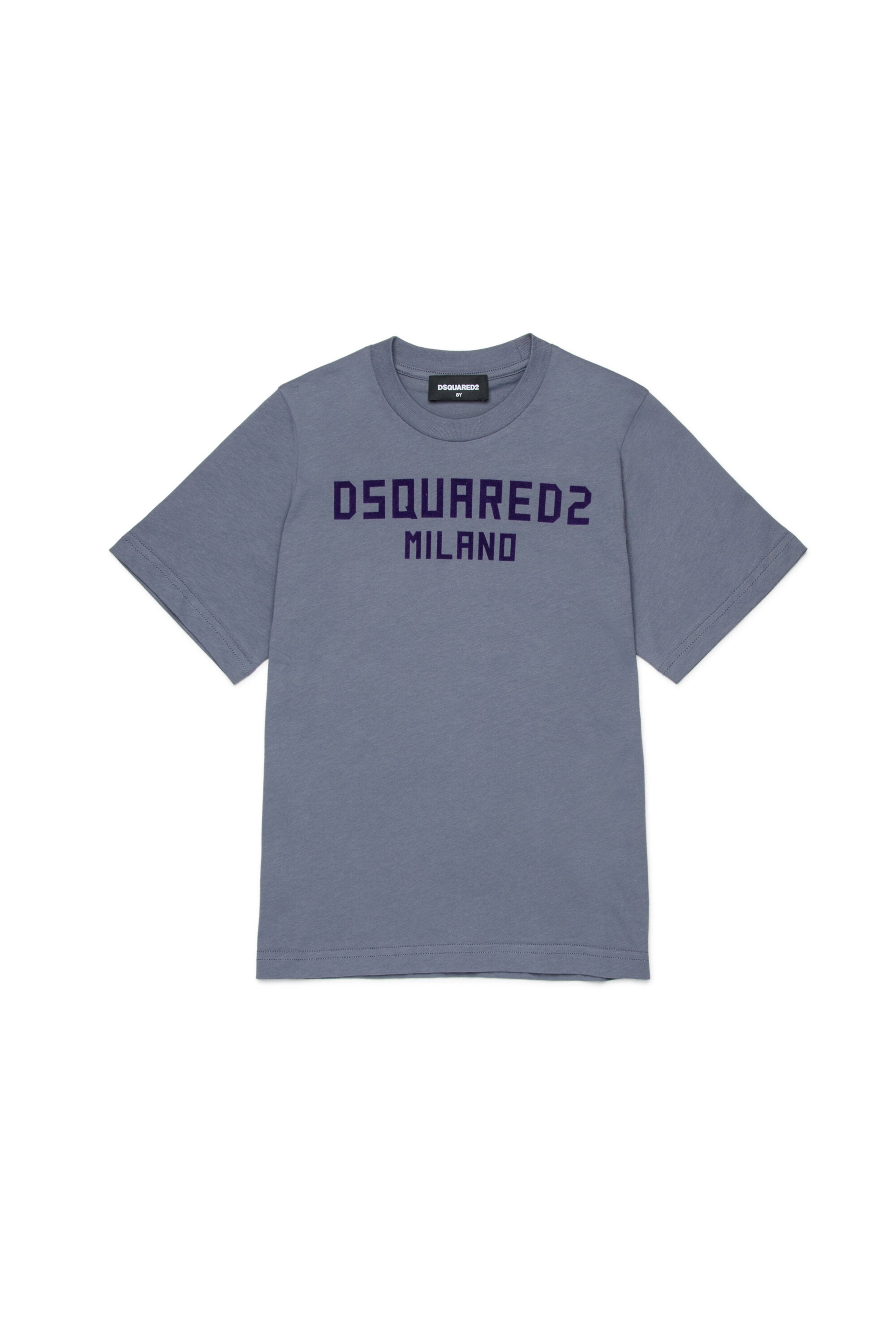 胸元にロゴがプリントされたTシャツ