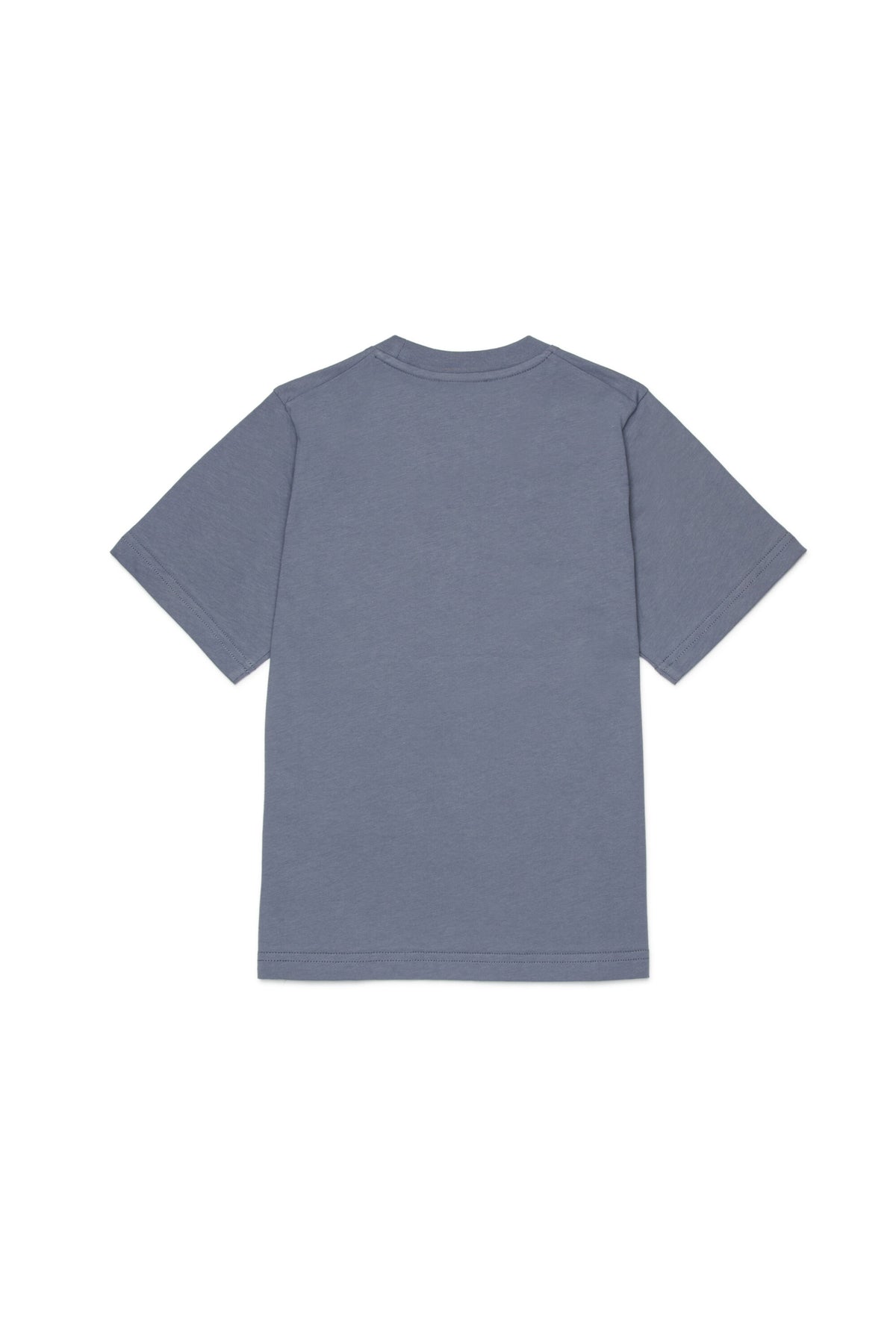 胸元にロゴがプリントされたTシャツ
