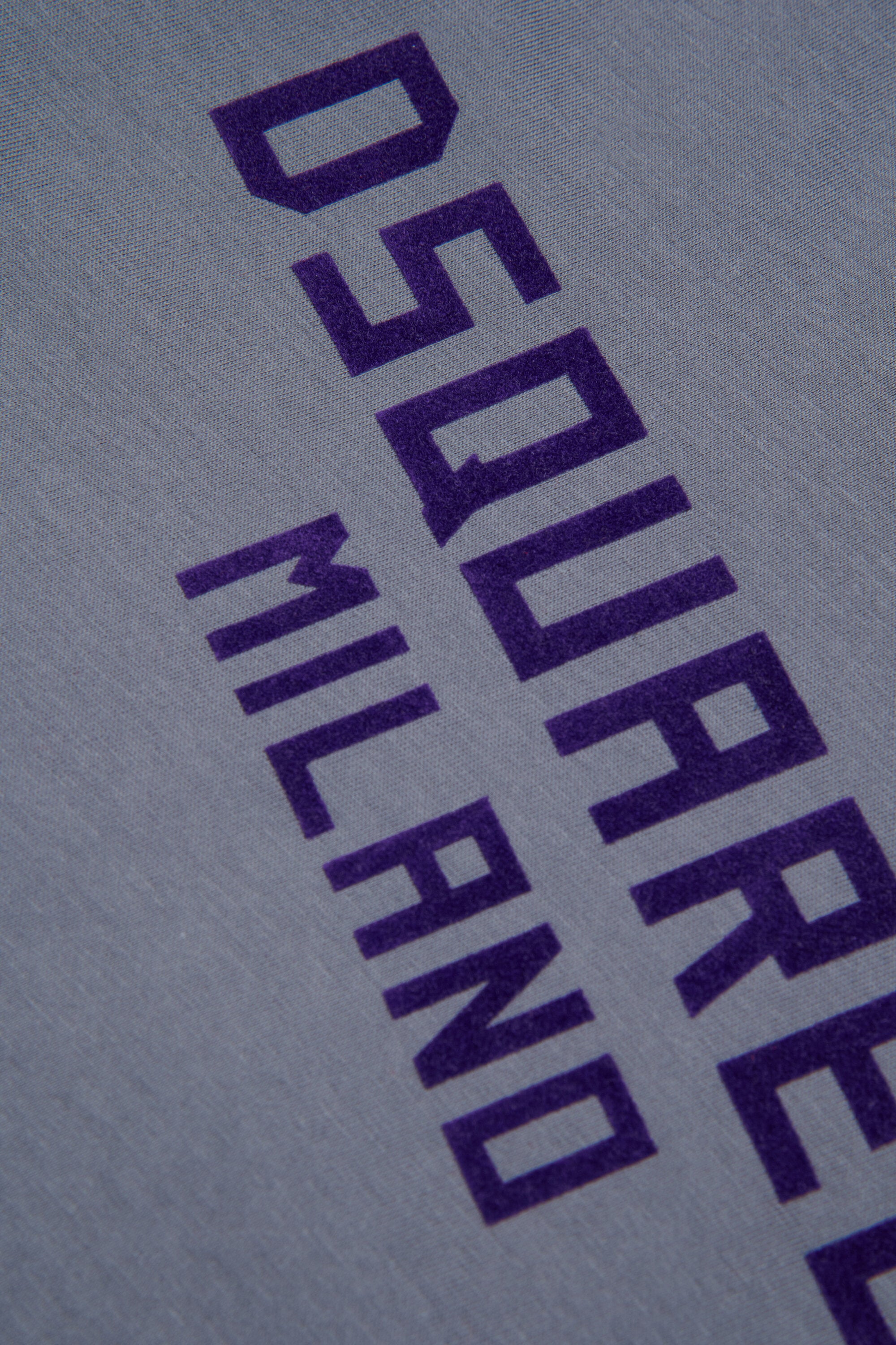 胸元にロゴがプリントされたTシャツ