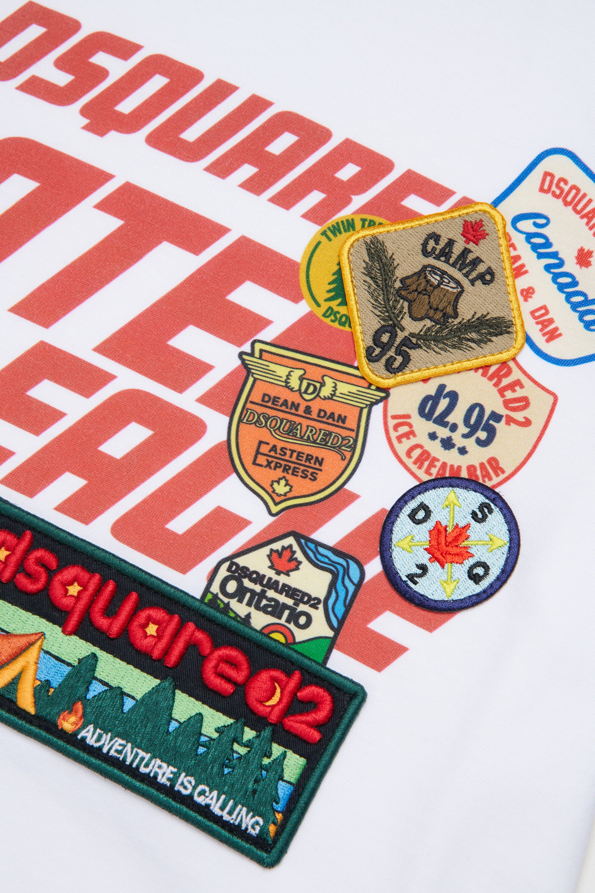 ロゴとパッチ付きTシャツ