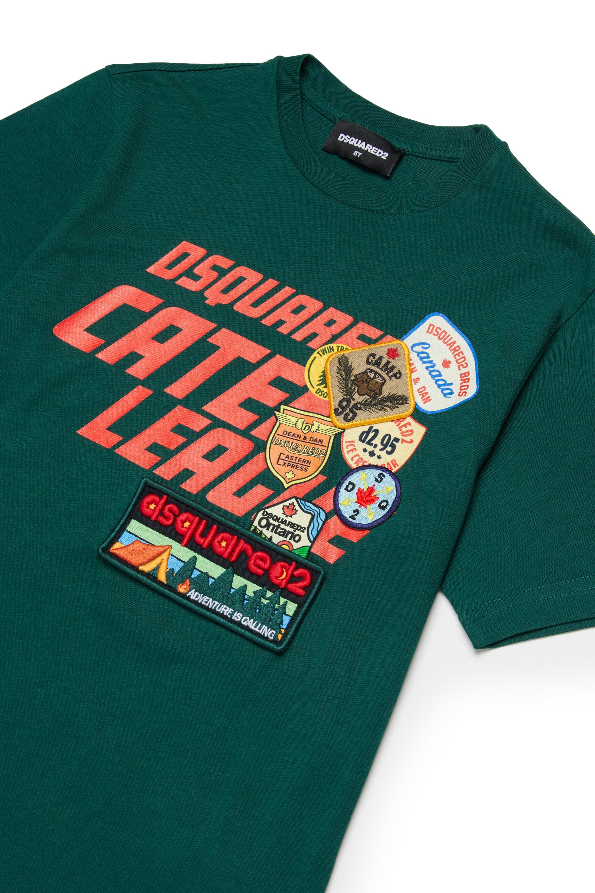 ロゴとパッチ付きTシャツ