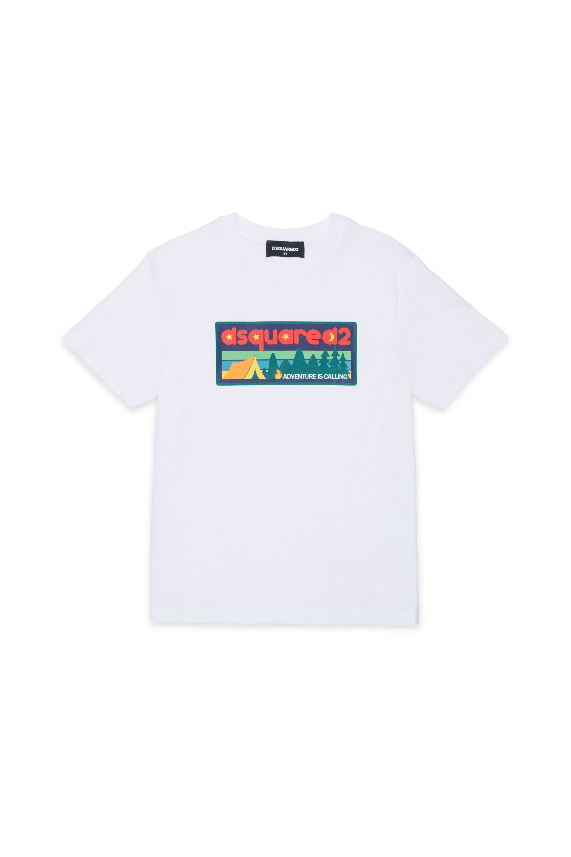 胸元にロゴ入りTシャツ