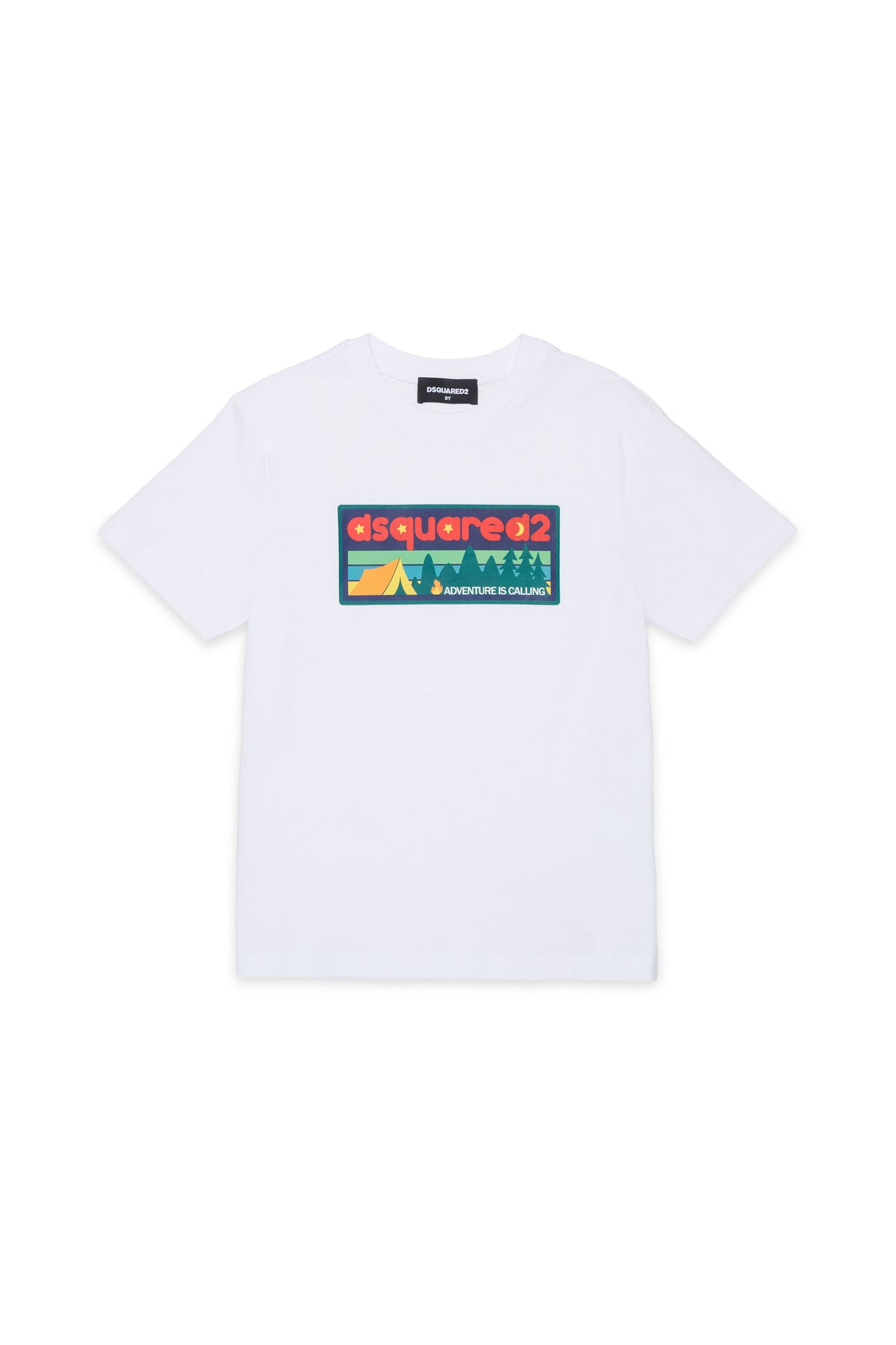 胸元にロゴ入りTシャツ