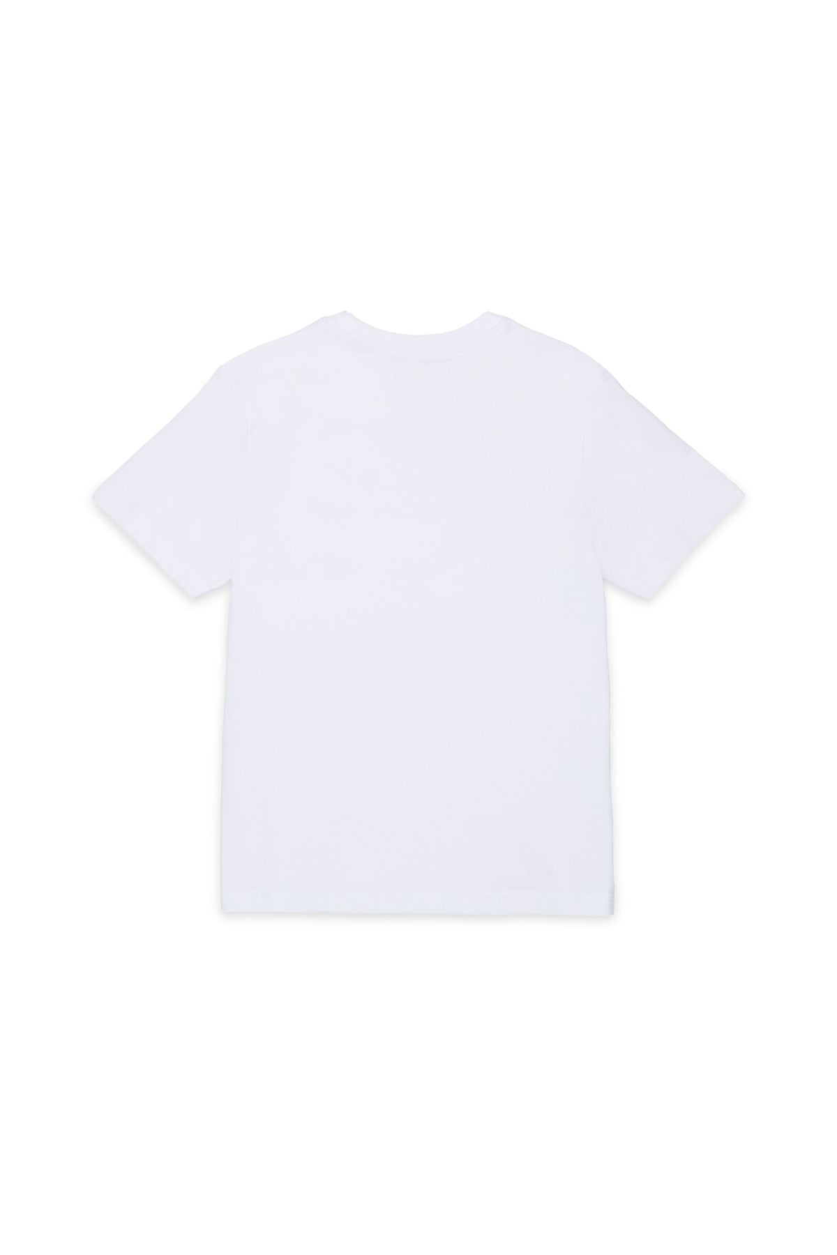 胸元にロゴ入りTシャツ