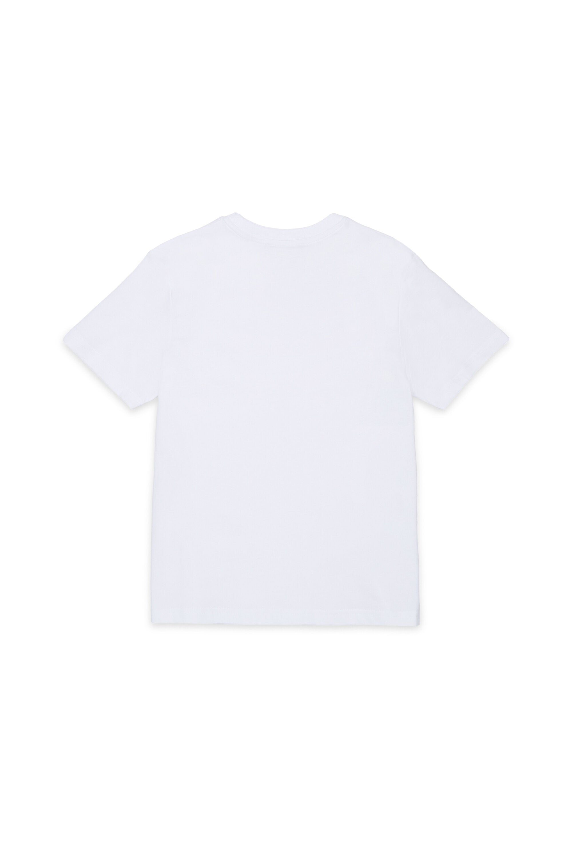 胸元にロゴ入りTシャツ