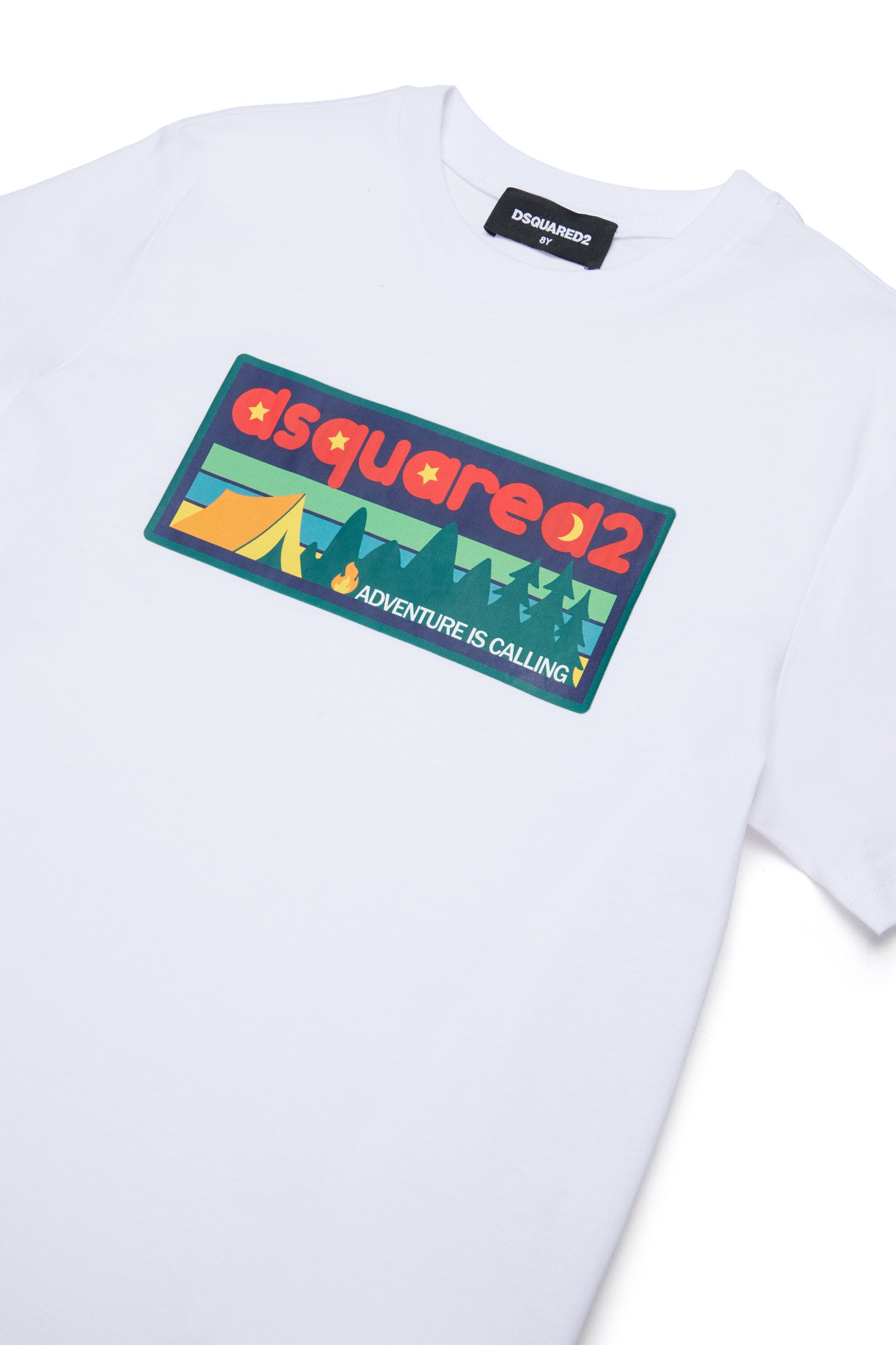 胸元にロゴ入りTシャツ