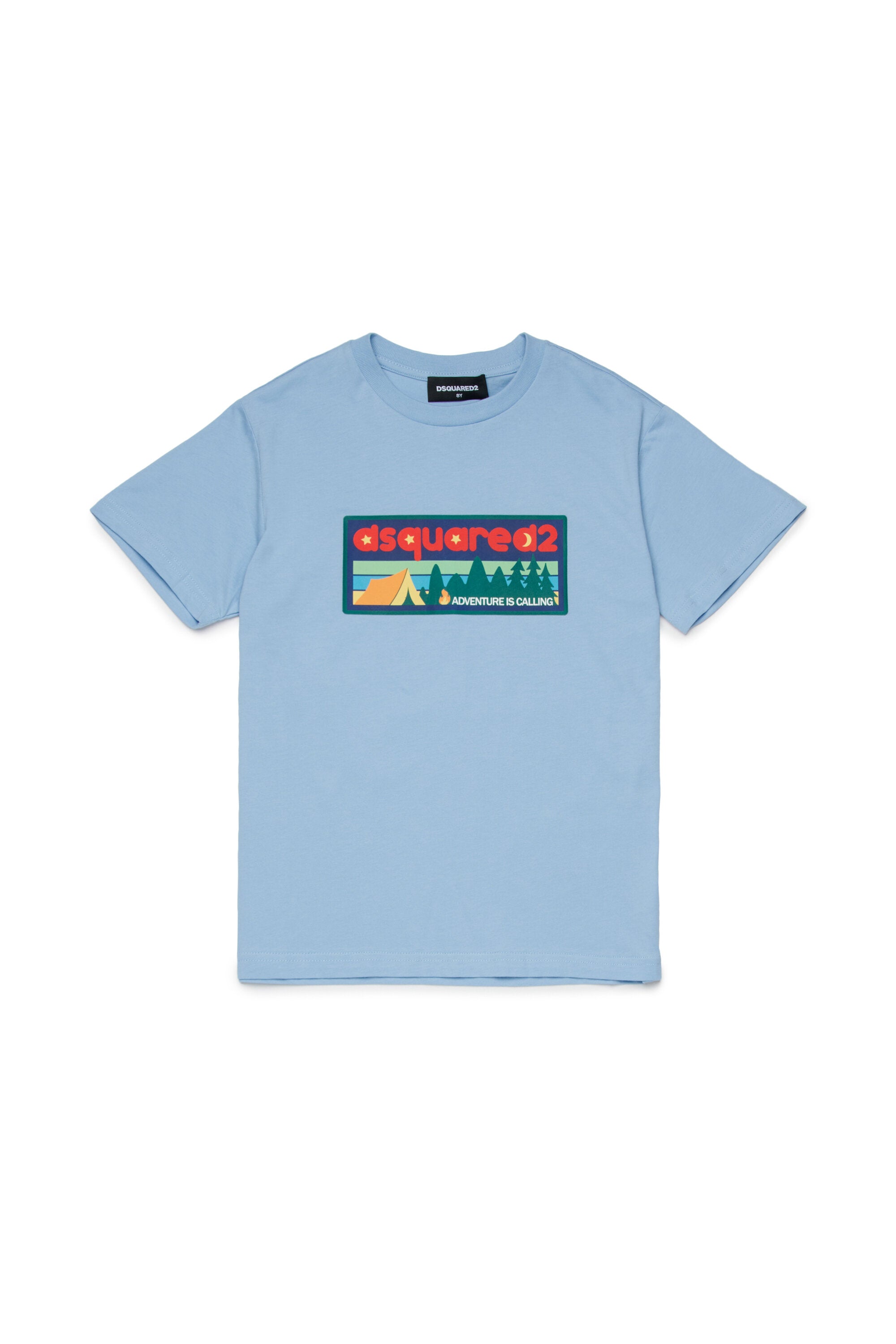 胸元にロゴ入りTシャツ