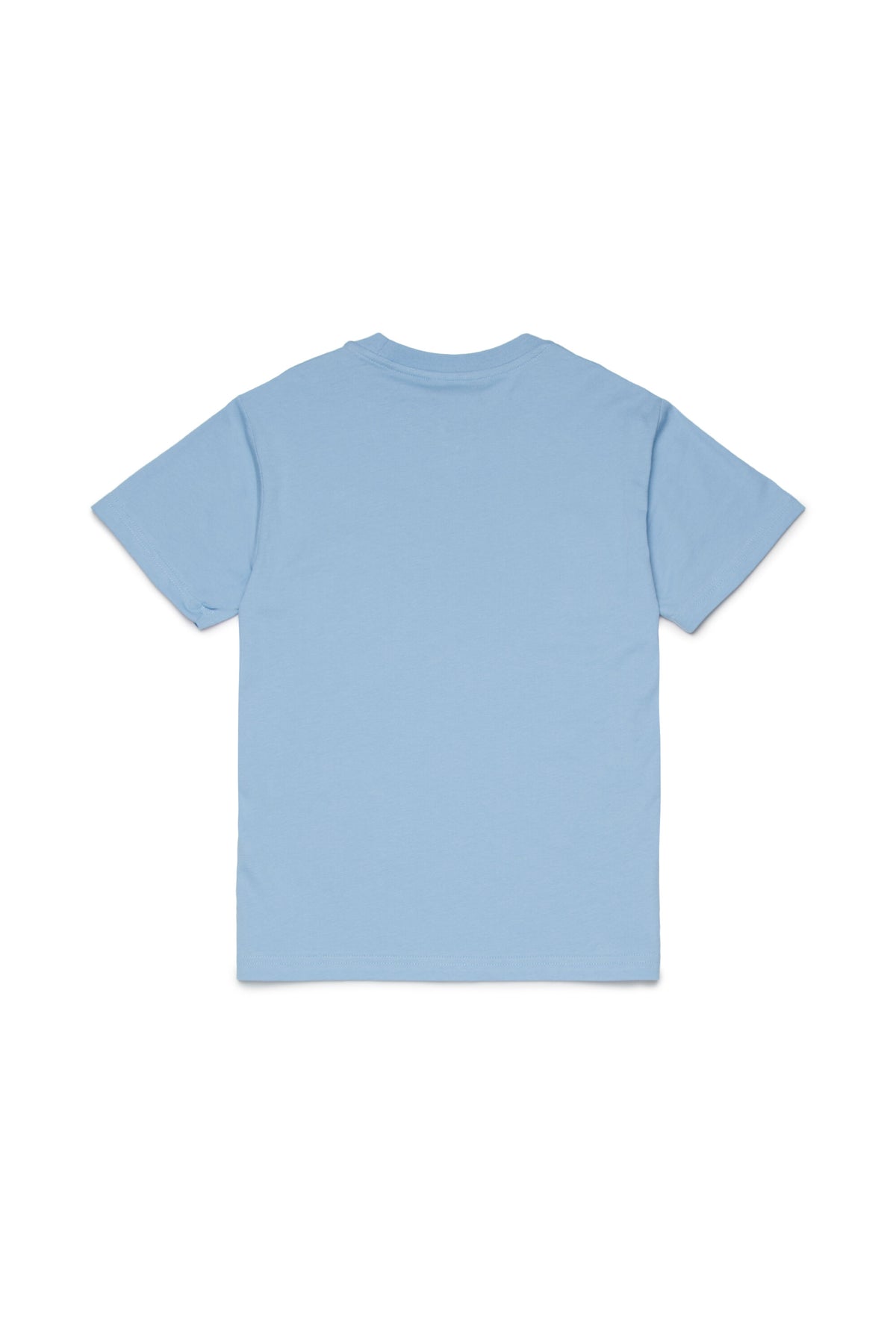 胸元にロゴ入りTシャツ