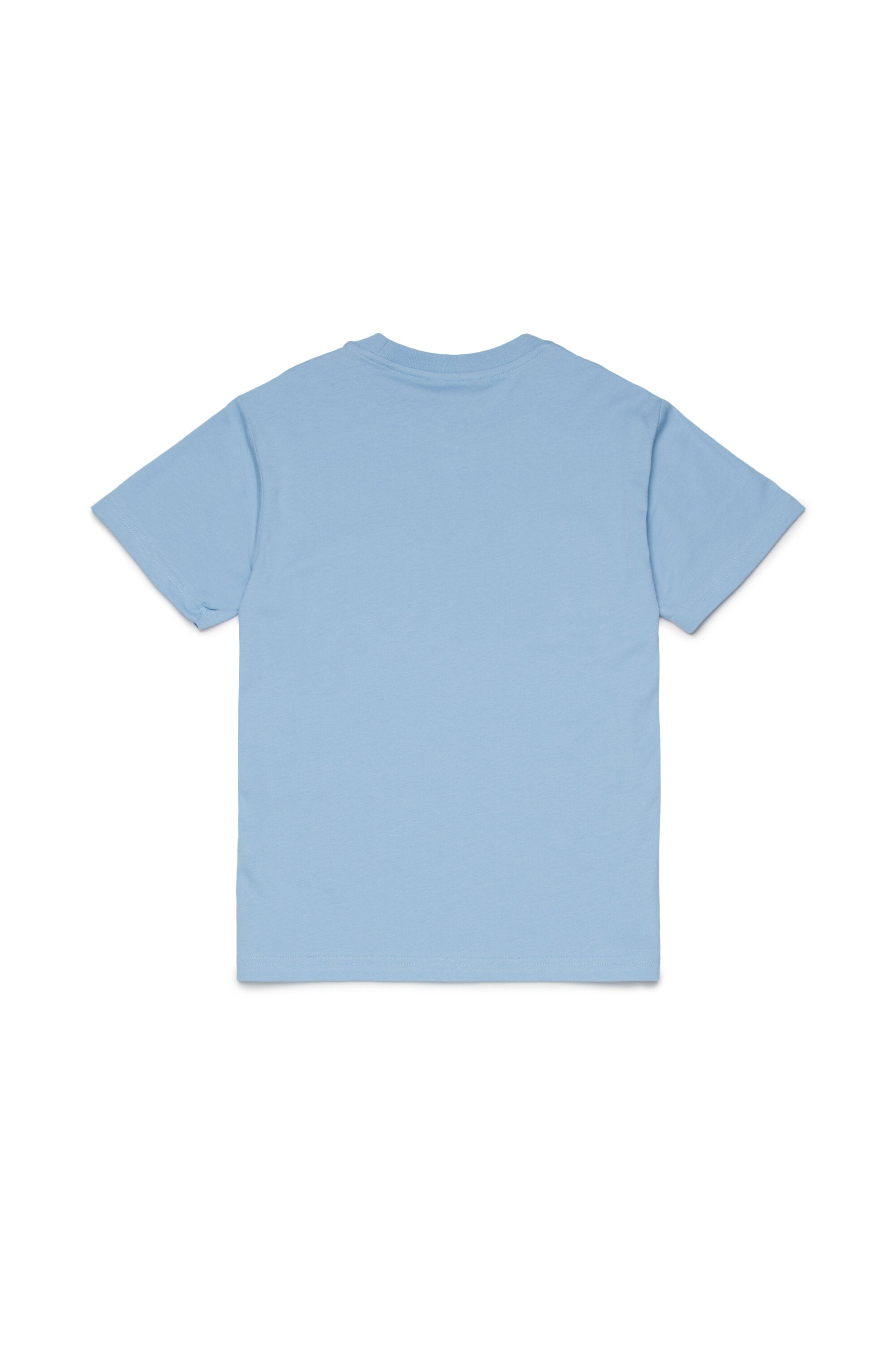 胸元にロゴ入りTシャツ