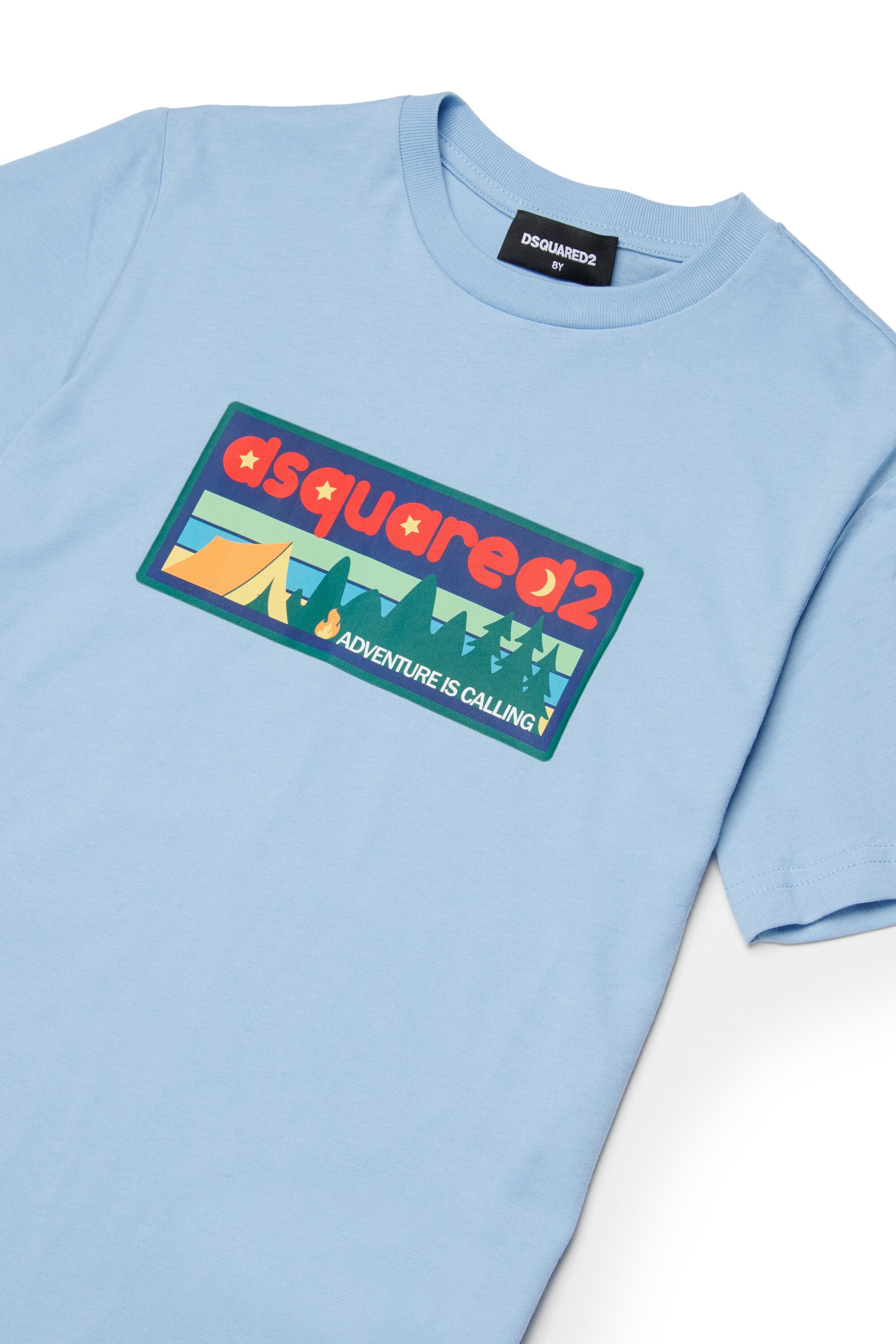 胸元にロゴ入りTシャツ