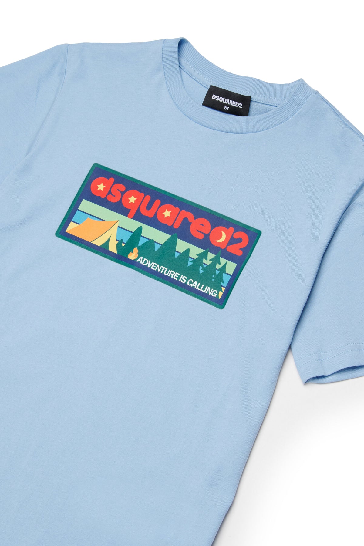 胸元にロゴ入りTシャツ