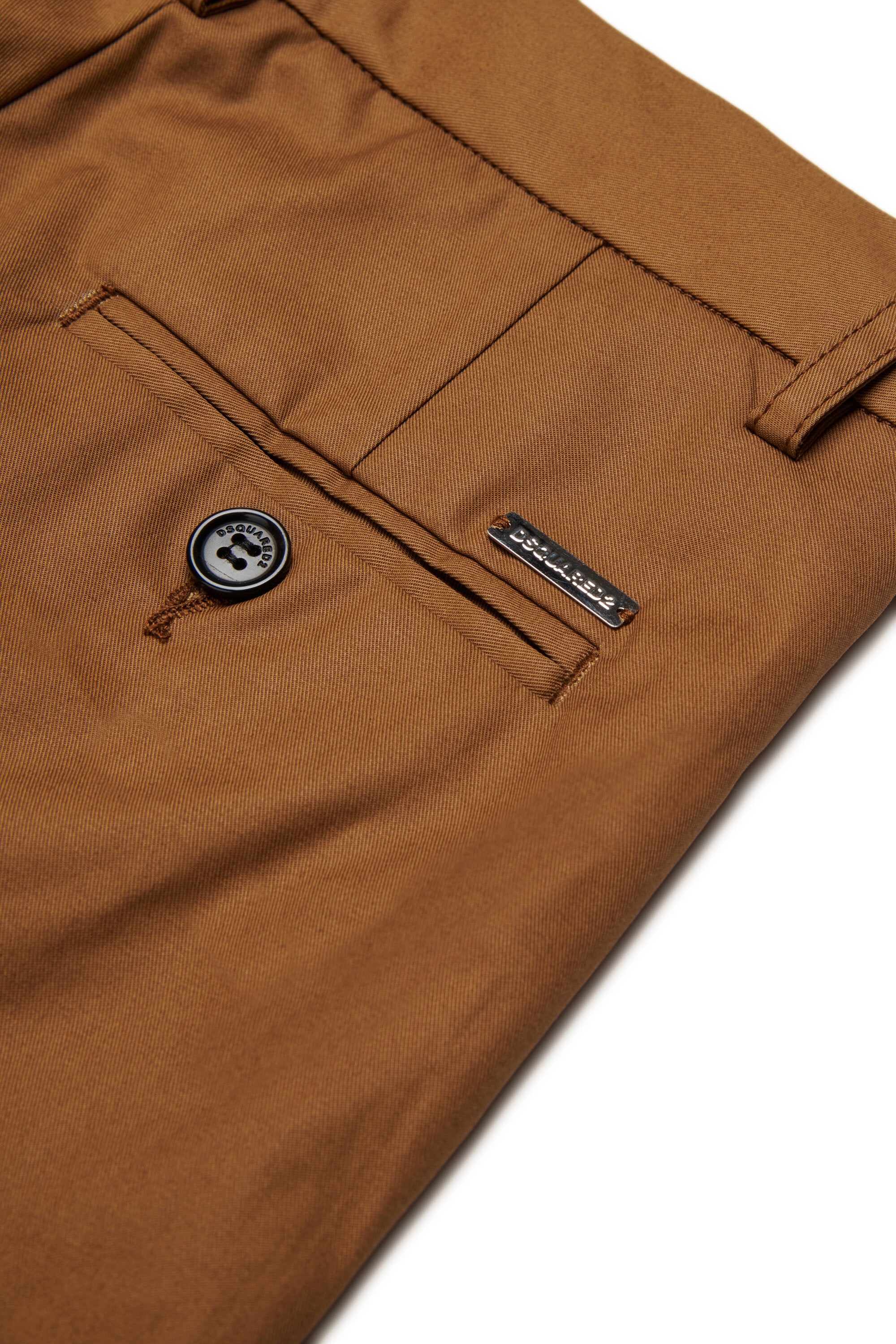 無地チノパンツ