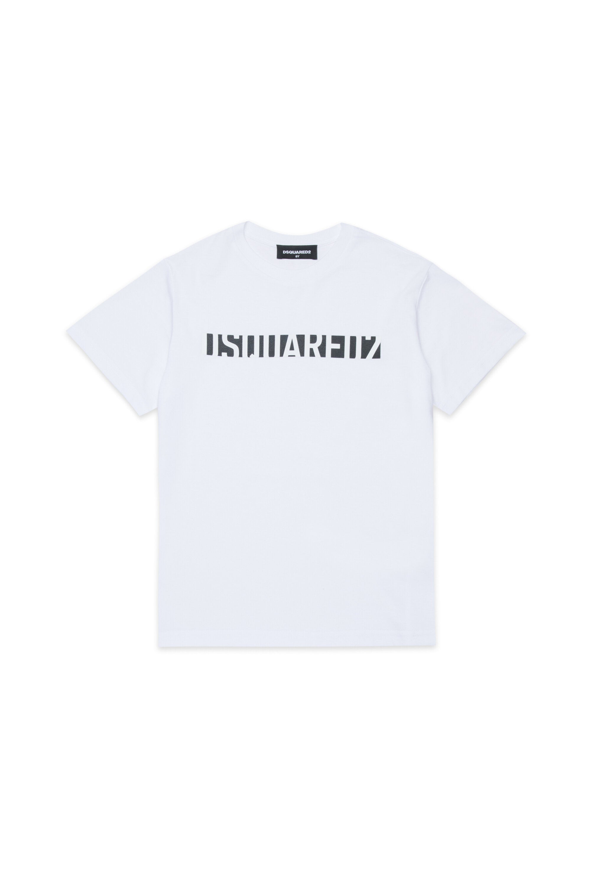 胸元にロゴ入りTシャツ