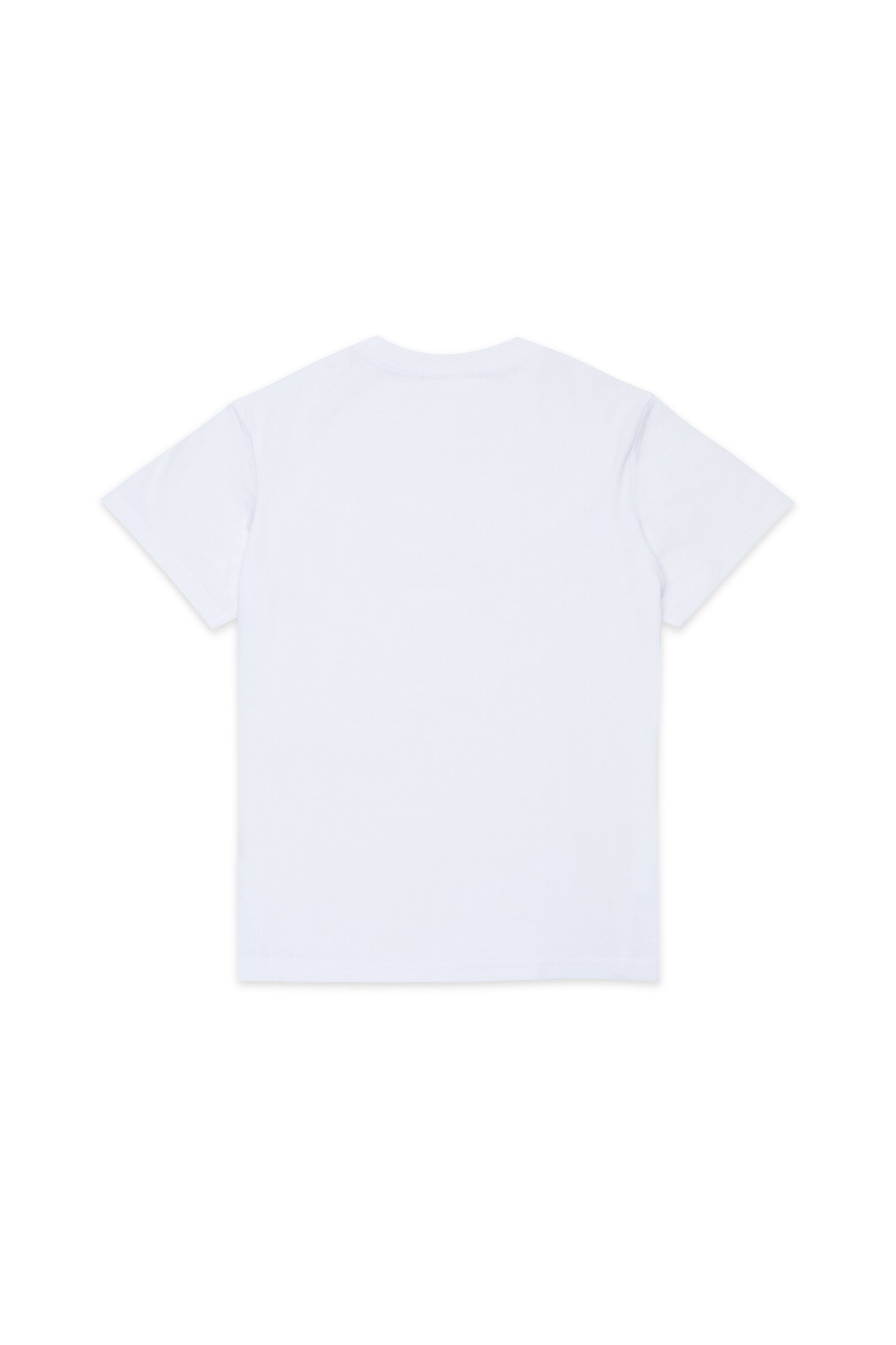 胸元にロゴ入りTシャツ