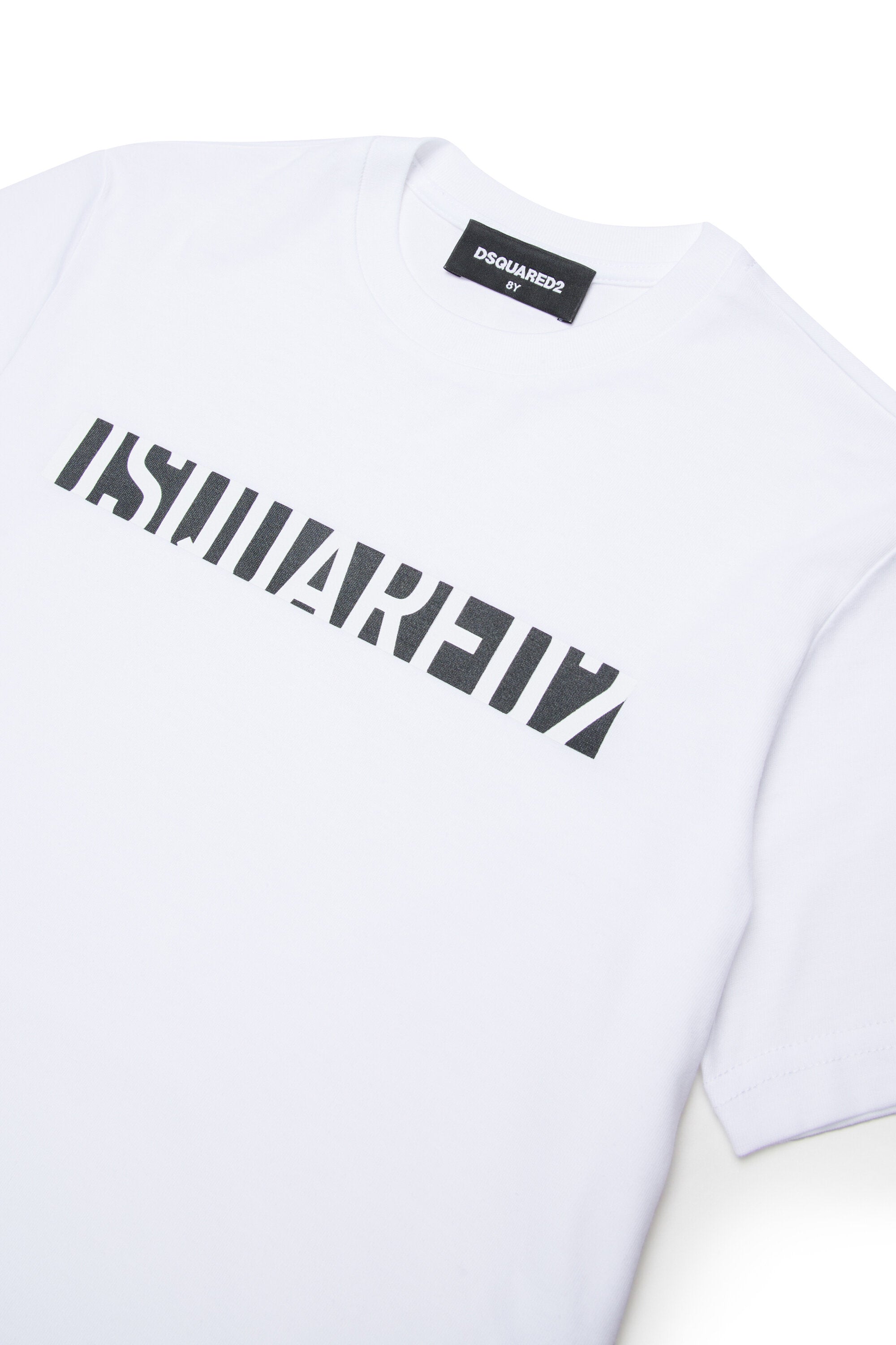 胸元にロゴ入りTシャツ