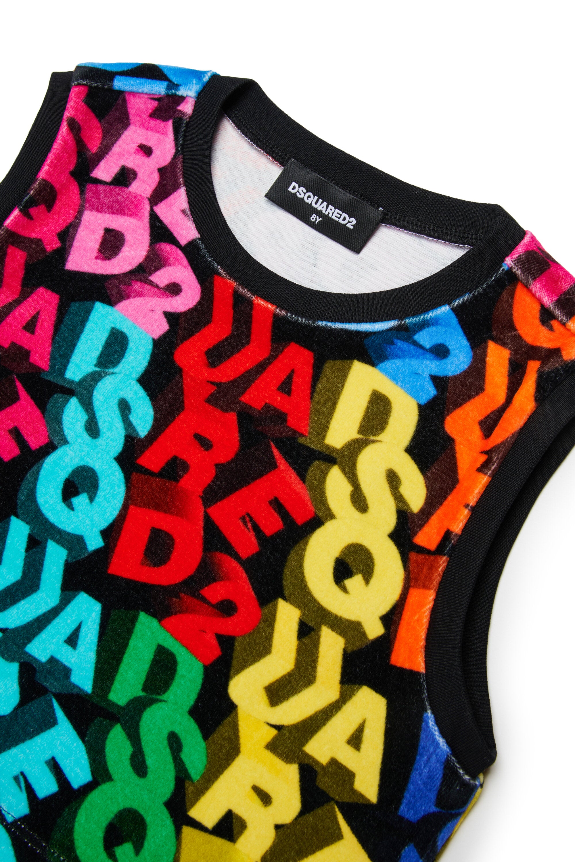 カラフルなロゴが全体にあしらわれたノースリーブTシャツ