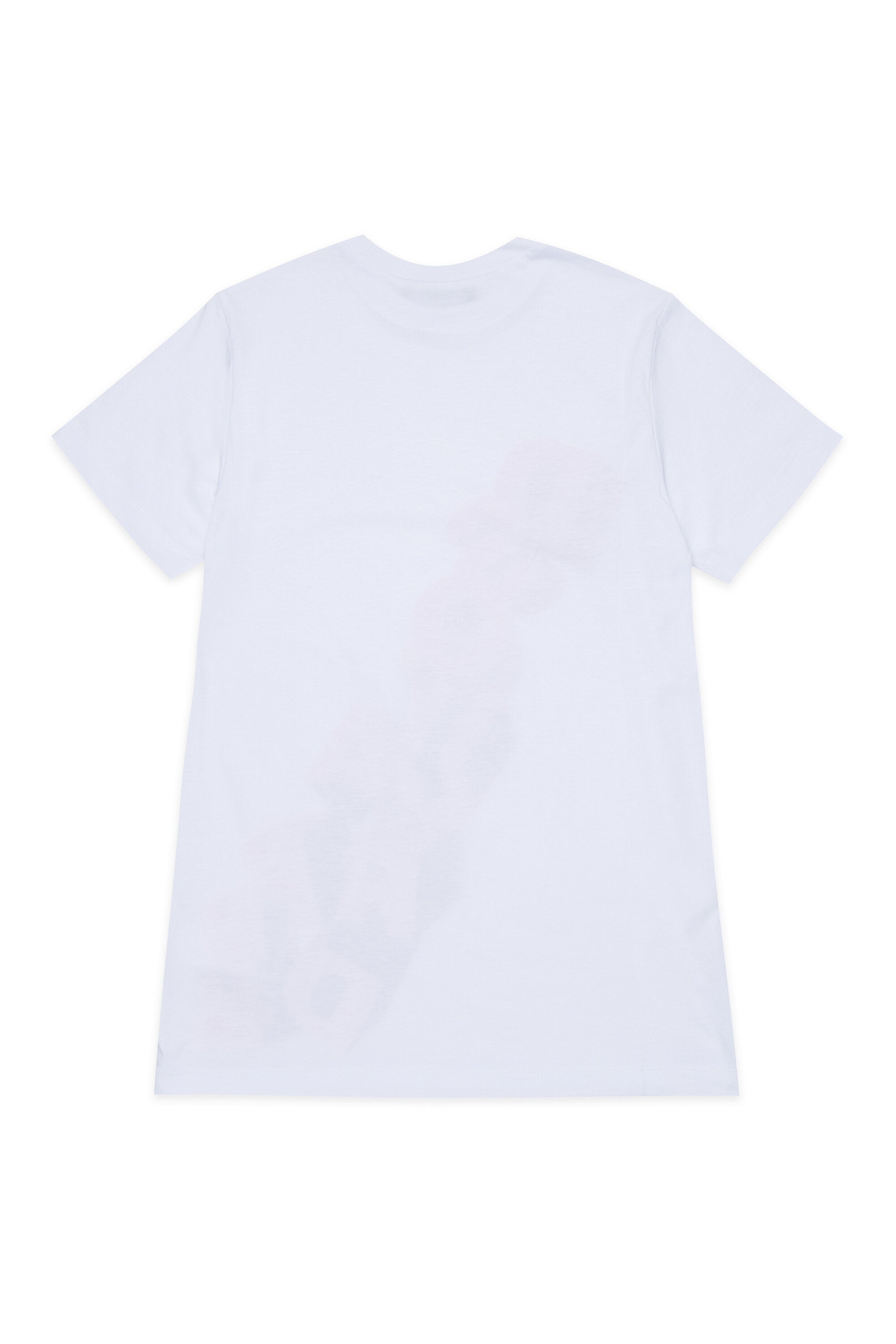 フロントにロゴ入りTシャツ