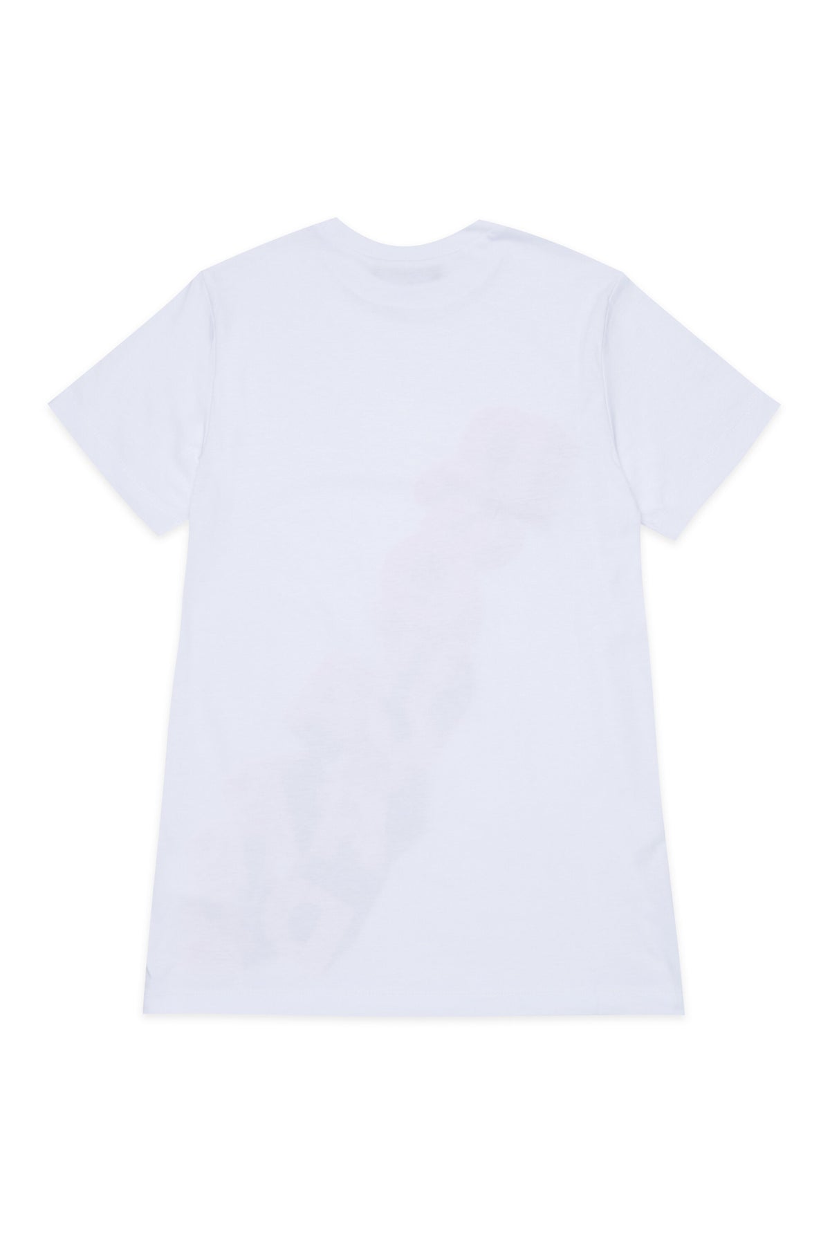 フロントにロゴ入りTシャツ
