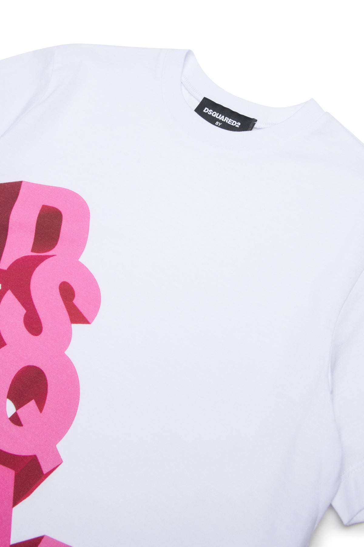 フロントにロゴ入りTシャツ