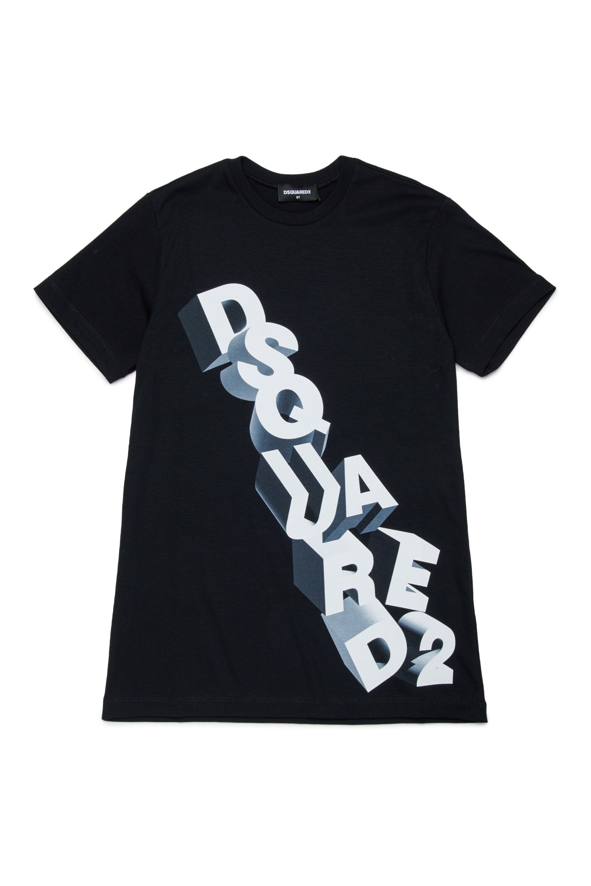 フロントにロゴ入りTシャツ