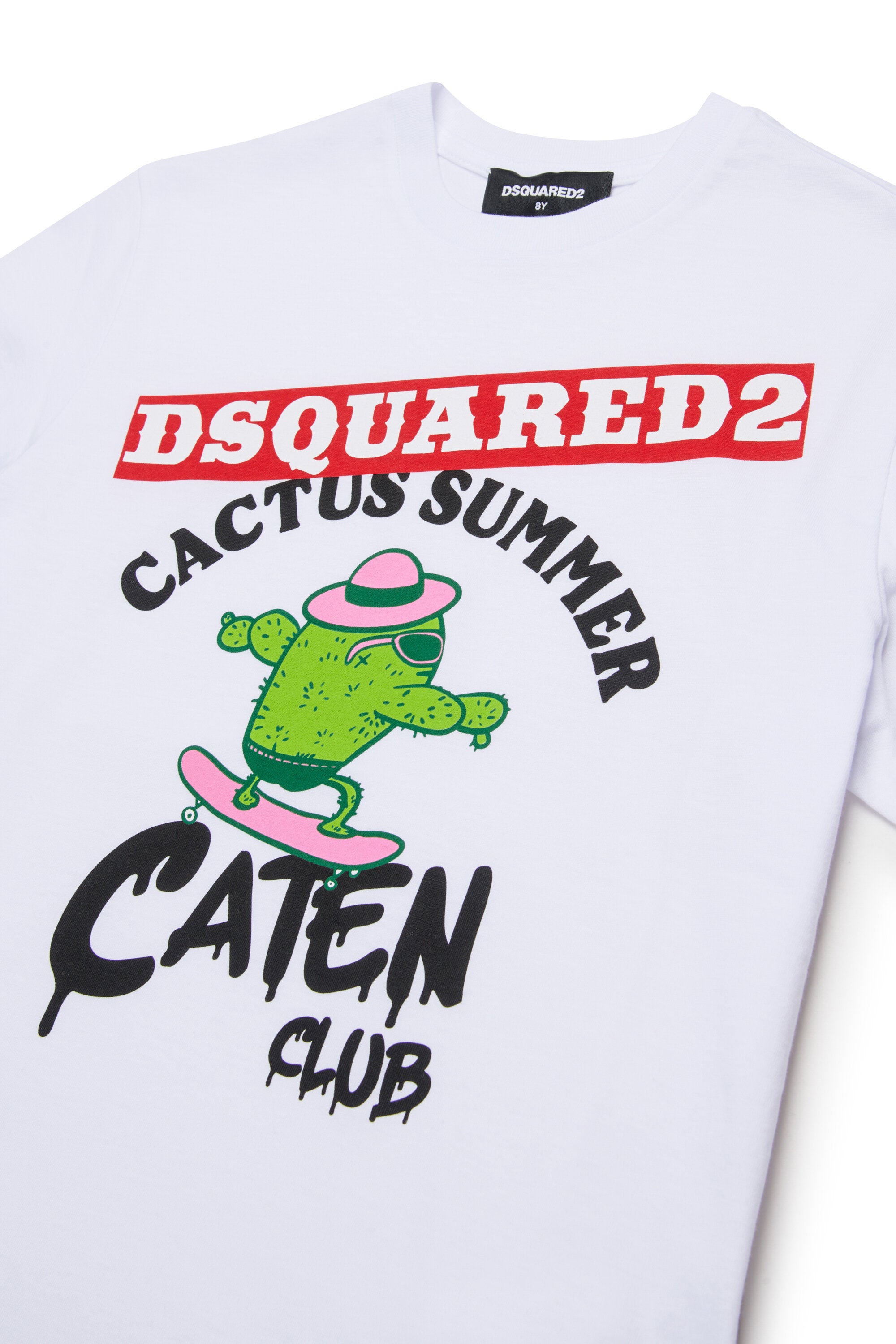 フロントにロゴ入りTシャツ