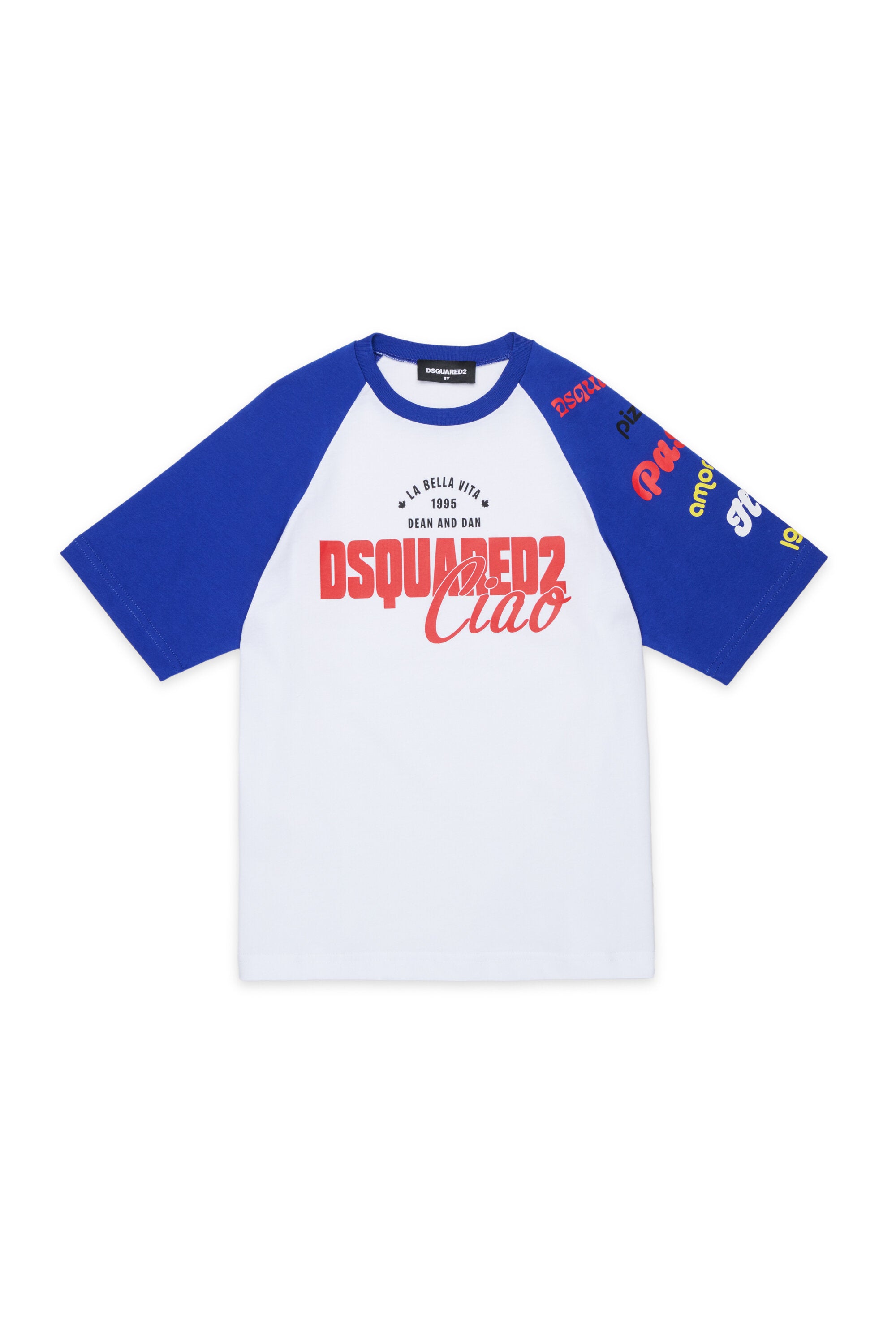 胸元にロゴ入りTシャツ