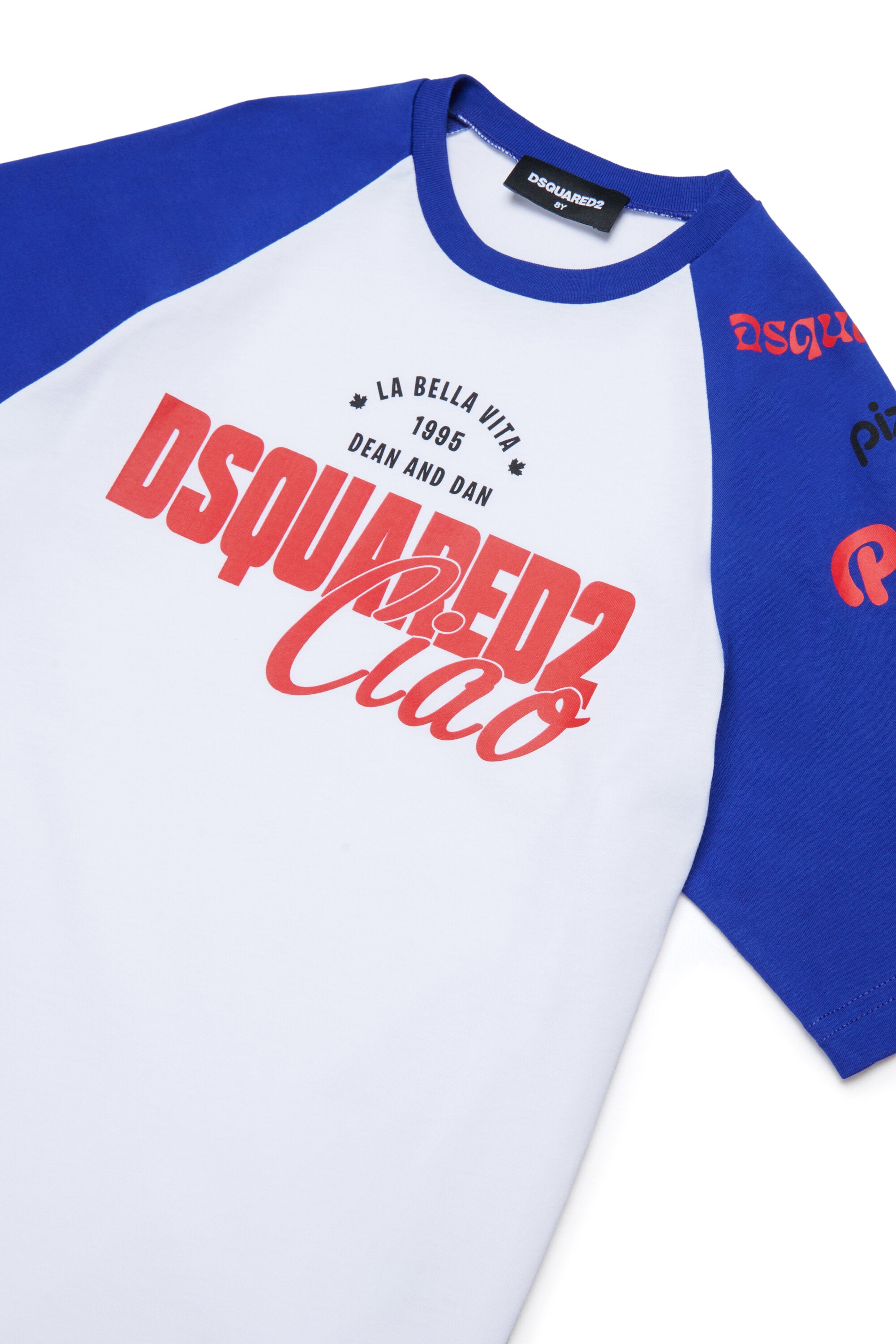 胸元にロゴ入りTシャツ