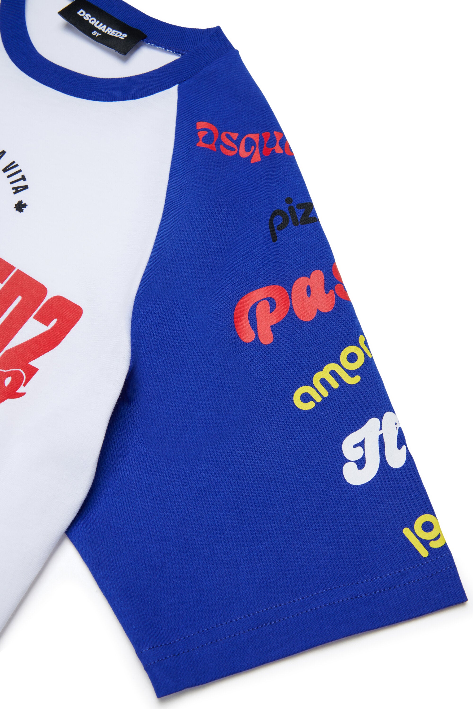 胸元にロゴ入りTシャツ