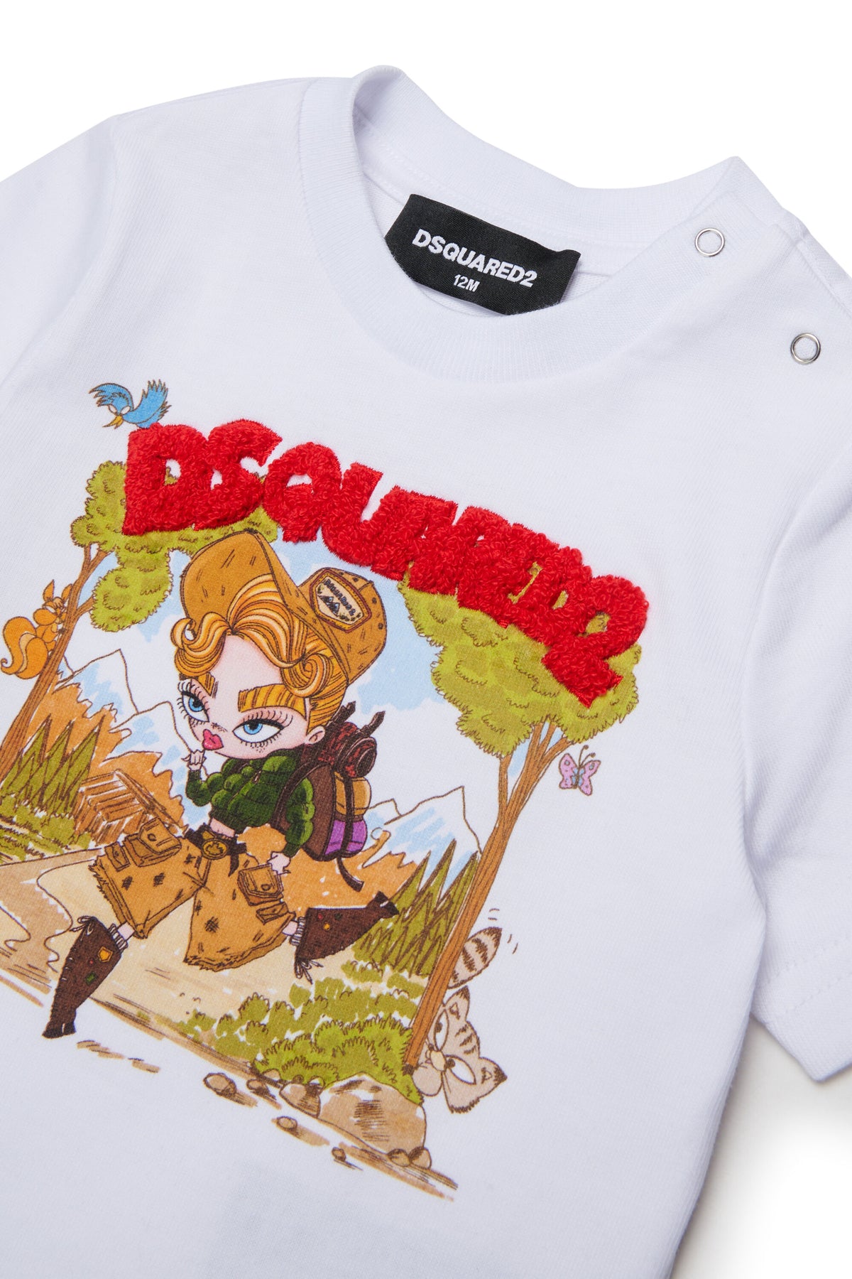 ロゴとフロントプリントのTシャツ